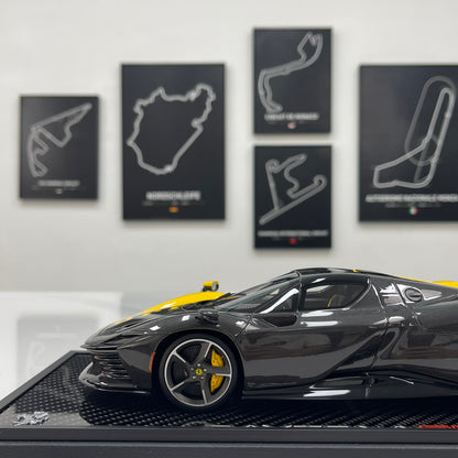 BBR 1/18 Ferrari Daytona SP3 Red Box Edition Modena Yellow + Black Carbon Fiber P18224TMOCH