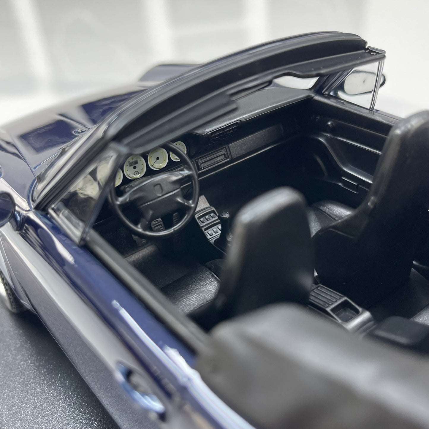 MINICHAMPS 1/18 Porsche 911 (993) Cabriolet, Metallic Blue (155061130)
