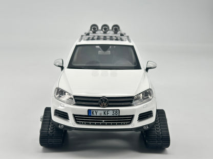 Kyosho 1/18 Volkswagen Touareg Snowmobile Alloy Simulation Model Car Ornaments Birthday Gift
