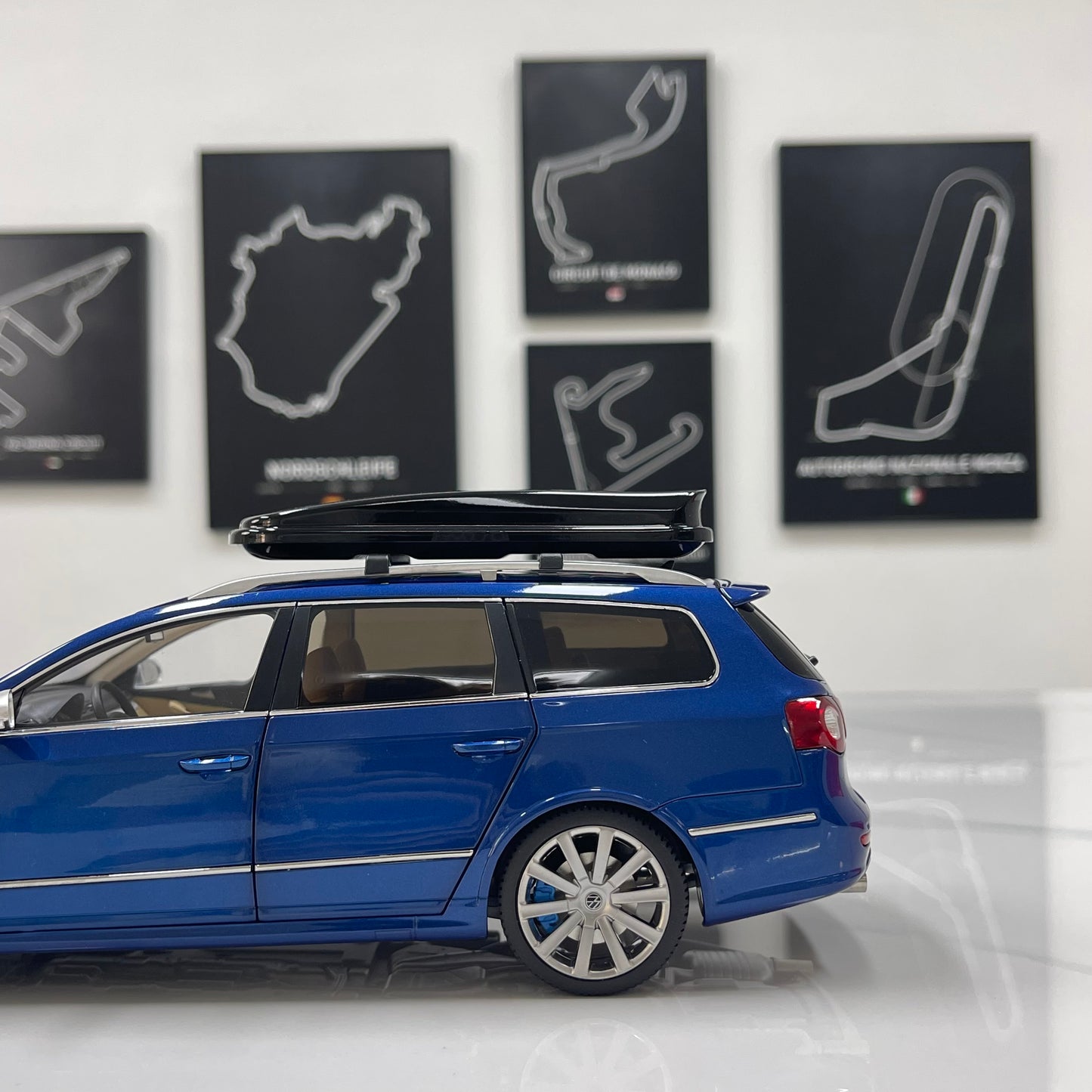 NZG 1/18 Volkswagen Passat R36 wagon Biscay Blue alloy model car