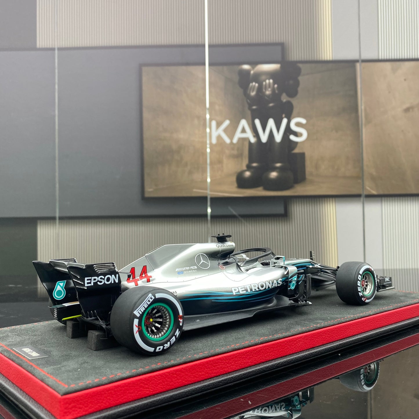 Spark 1/18 Mercedes-AMG F1 Team W09 2018 Brazil Grand Prix Victory No. 44 Hamilton Buonarte Special Edition Silver Paint Simulation Car Model