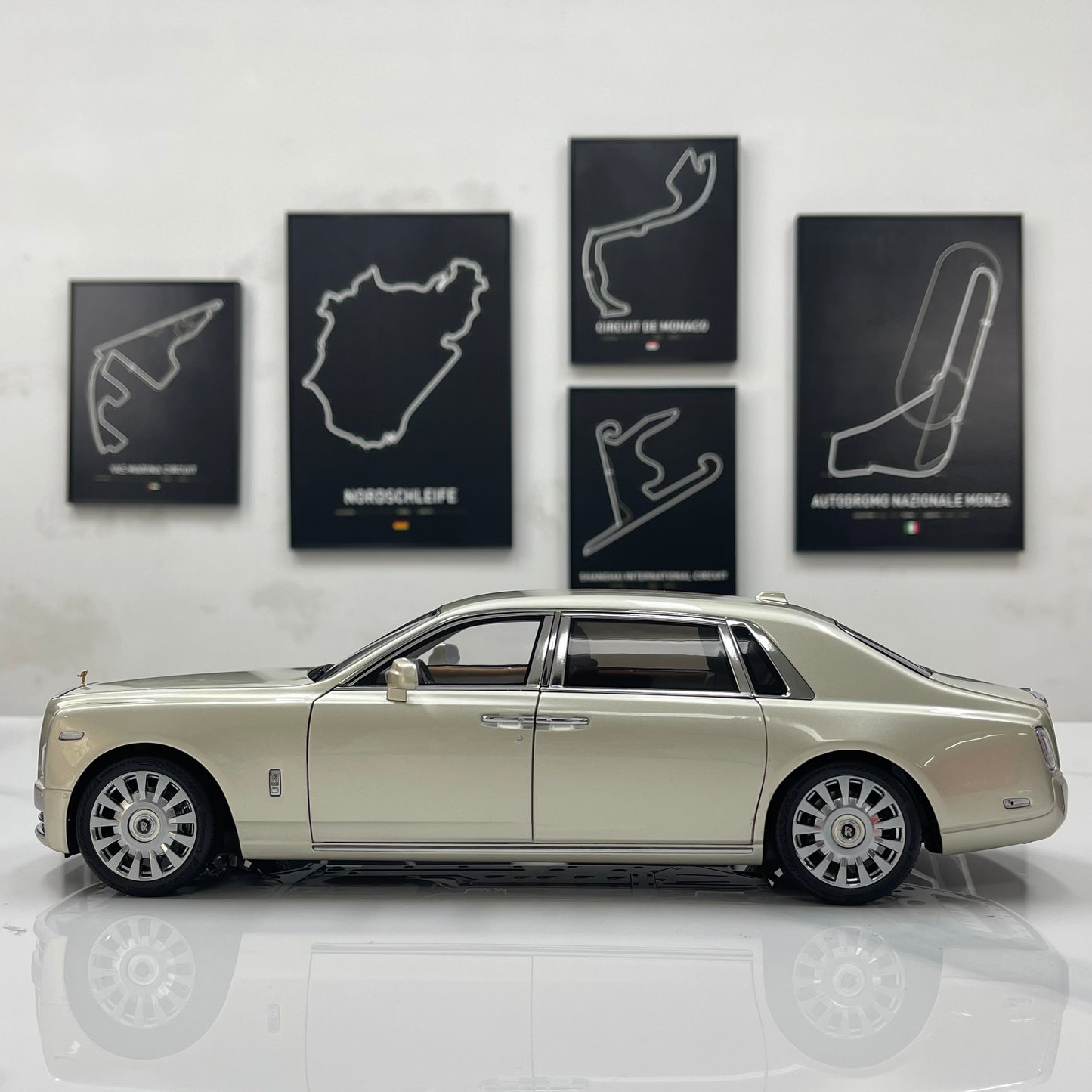 ZP 1/18 Rolls-Royce Phantom VIII (Gold Badge & Leather Case Edition) – Champagne Gold (ZP116)
