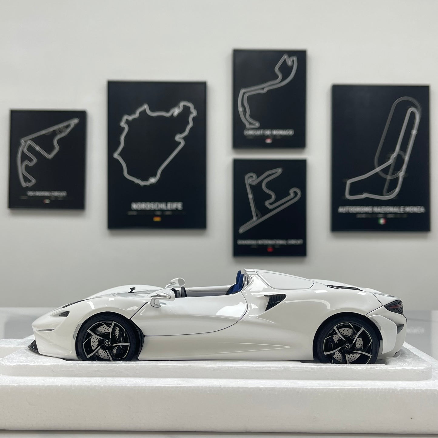 LCD 1/18 McLaren Elva Die-cast Model – Pearlescent White with Blue Interior (LCD18015-WH)