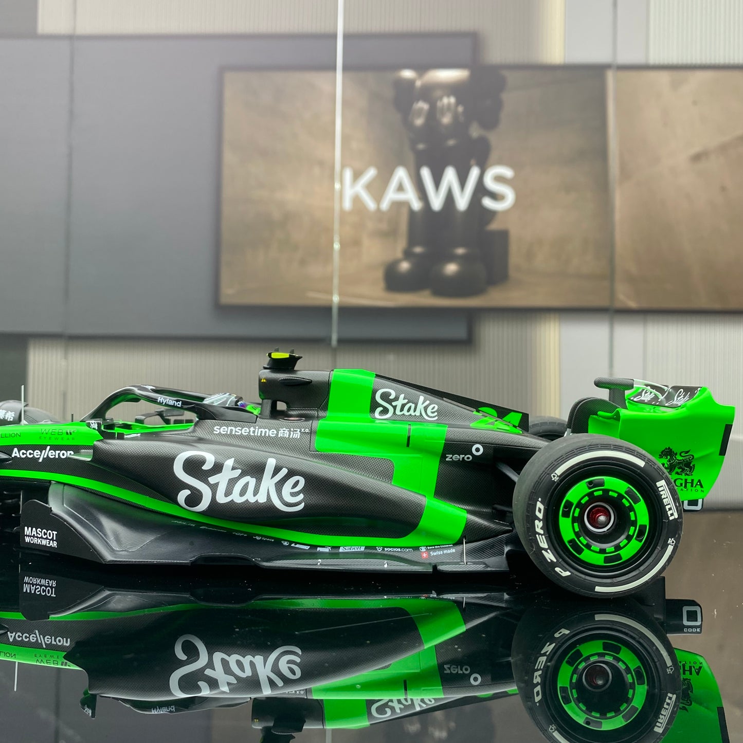 Minichamps 1/18 STAKE F1 TEAM KICK SAUBERC44-ZHOU GUANYU-2024 Precio 1579 117240124