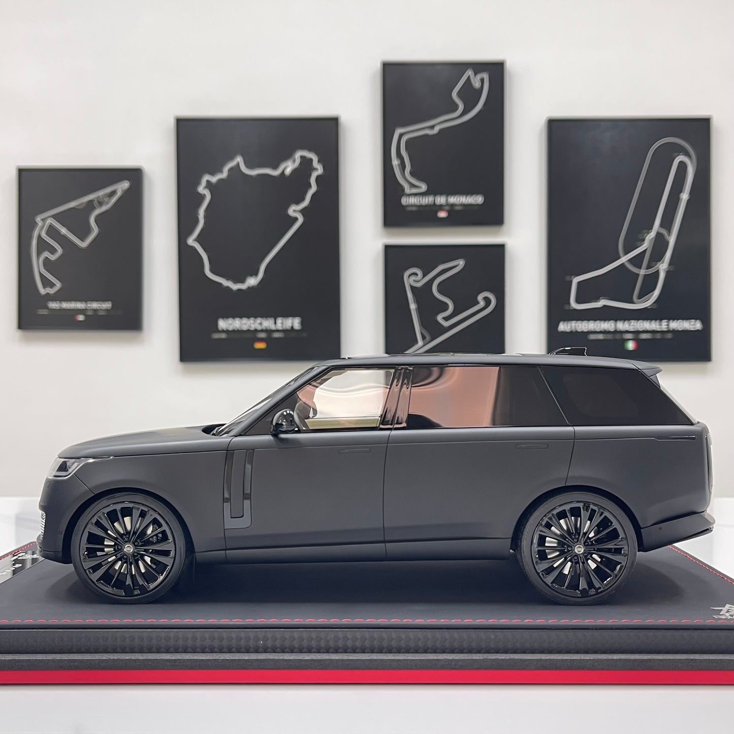 BBA Model 1:18 Land Rover Range Rover Autobiography — Matte Black