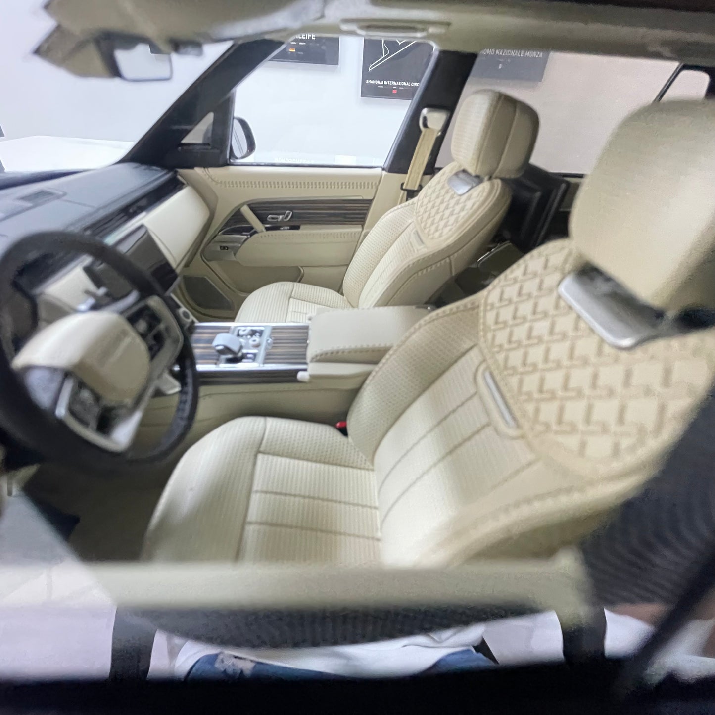 BBA MODEL 1:18 Land Rover Range Rover Autobiography — Black & Gold