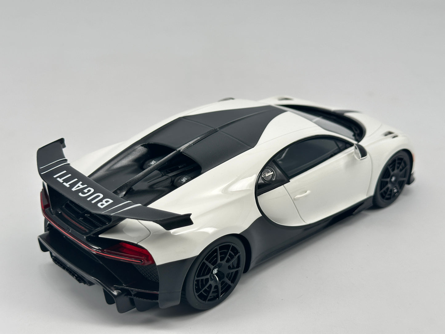 TOPSPEED 1/18 Bugatti CHIRON PUR SPORT #16 White Simulation Car Model