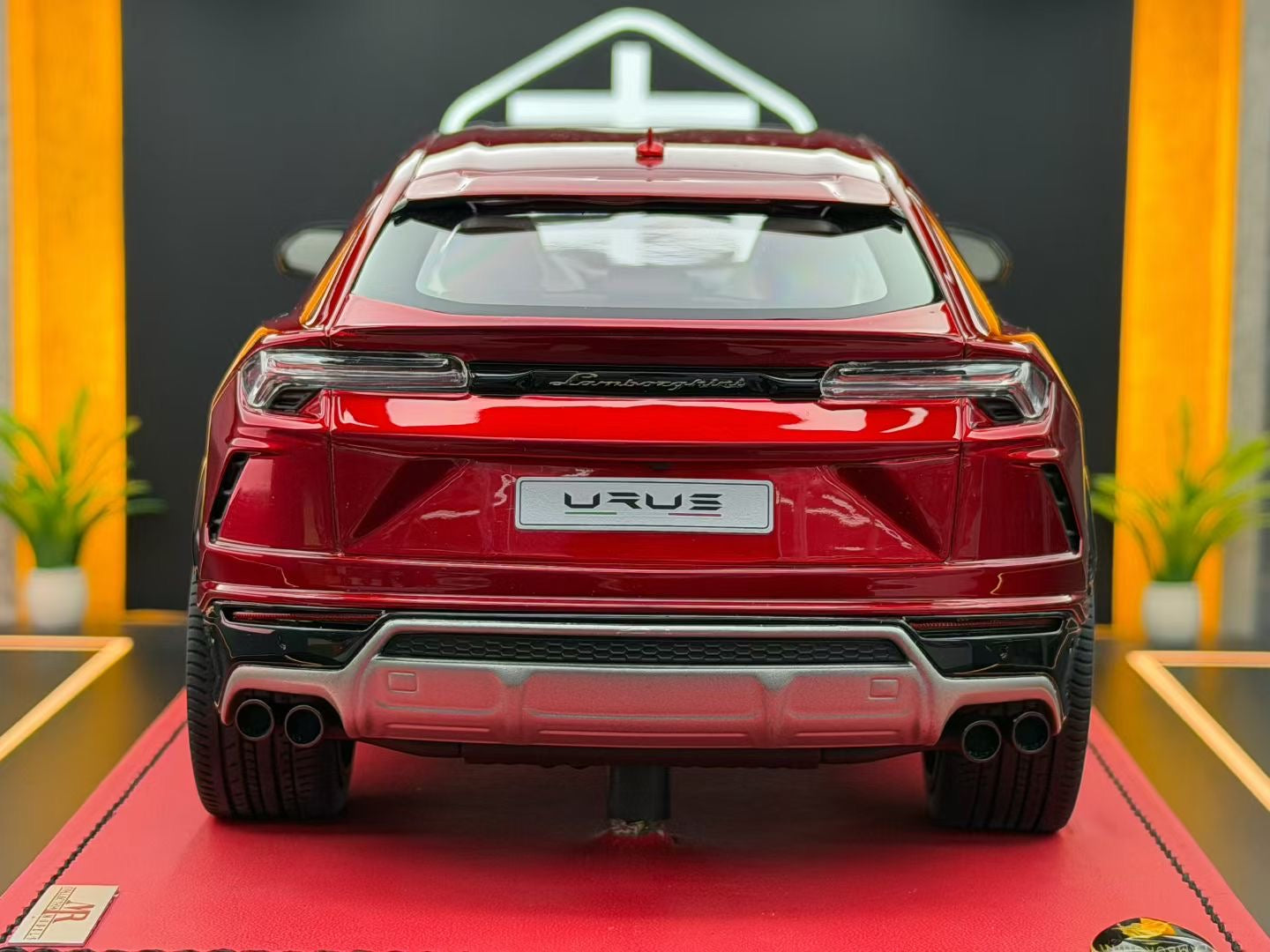 MR 1:18 Lamborghini URUS 02/05 DDJ039