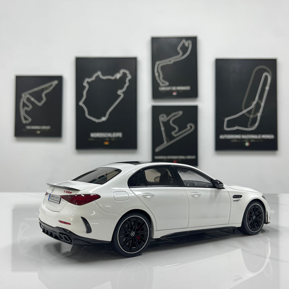 NZG 1/18 Mercedes-AMG C63 S E-Performance, Gloss White (111200040)