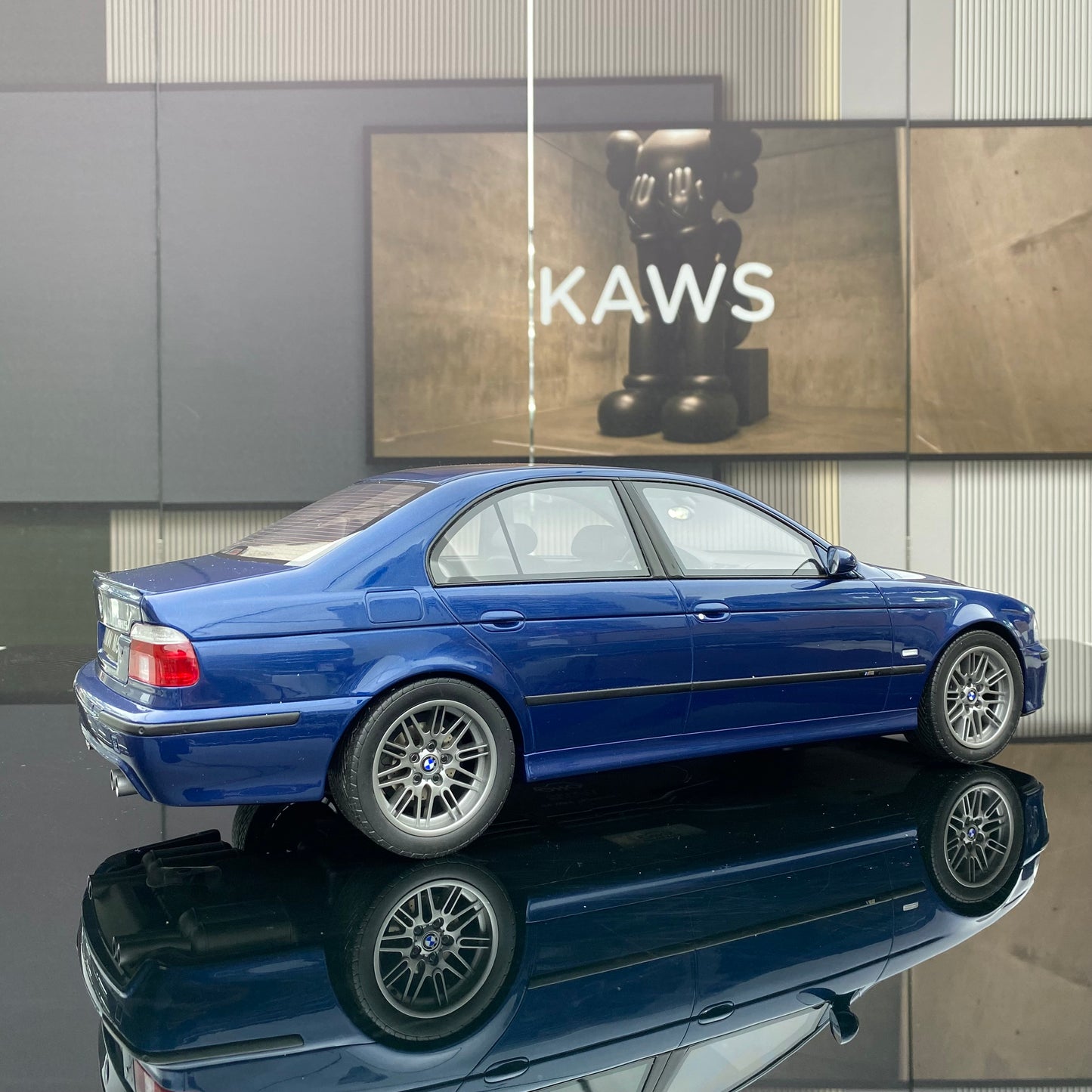 OTTO 1/12 BMW BMW E39 M5 blue old BMW car imitating real car model ornaments
