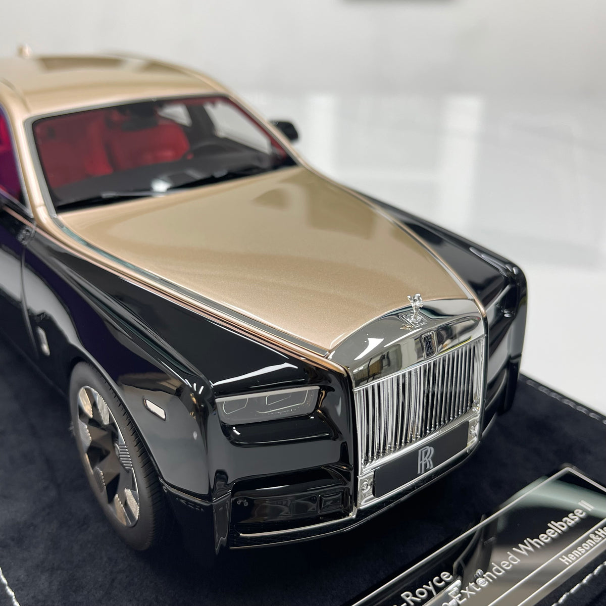 HH Model 1/18 Rolls-Royce Phantom Series II – Diamond Black/Champagne Gold (HH736)
