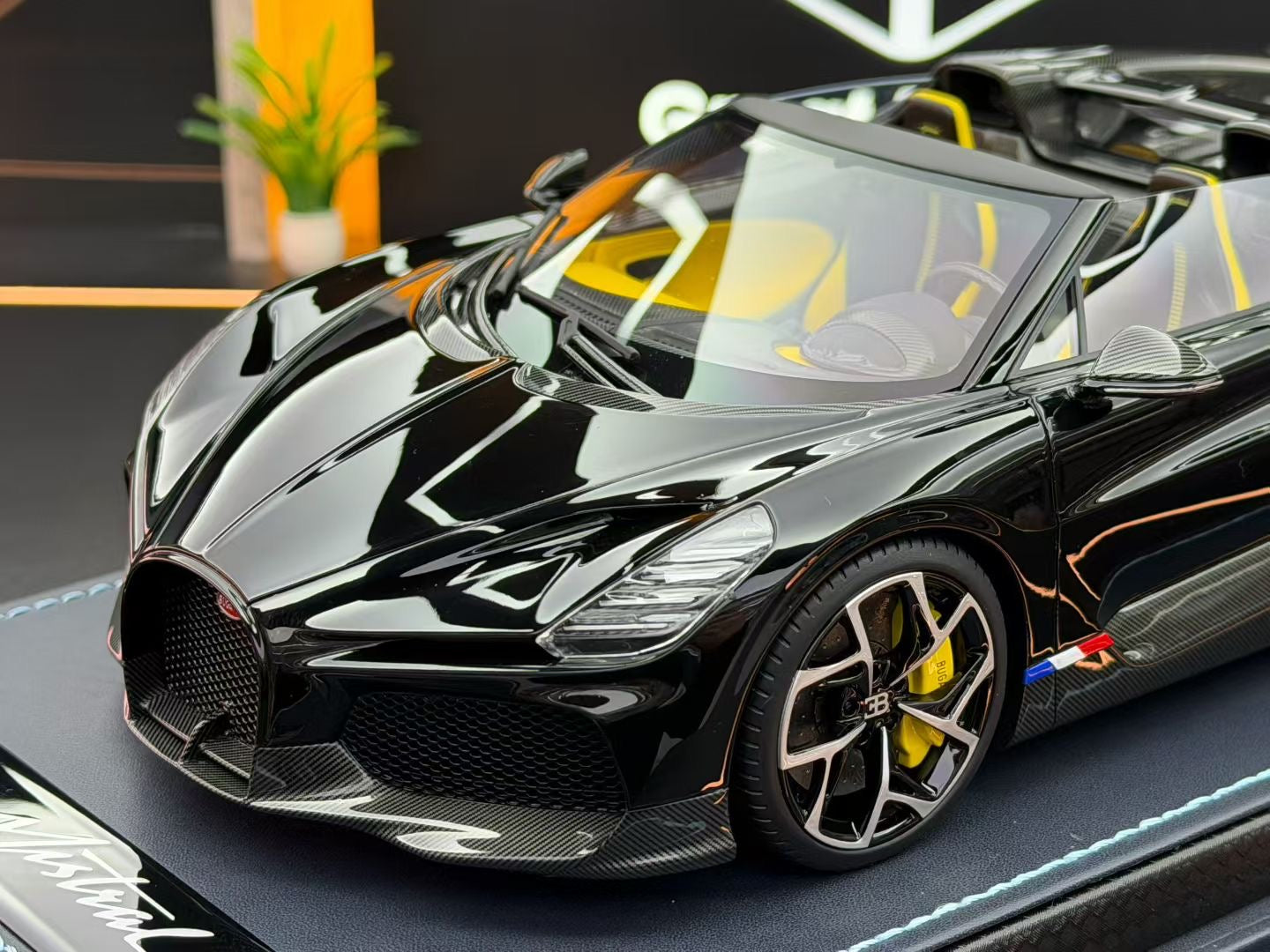 MR 1:18 Bugatti W16 Mistral Black 26/399 DDJ047