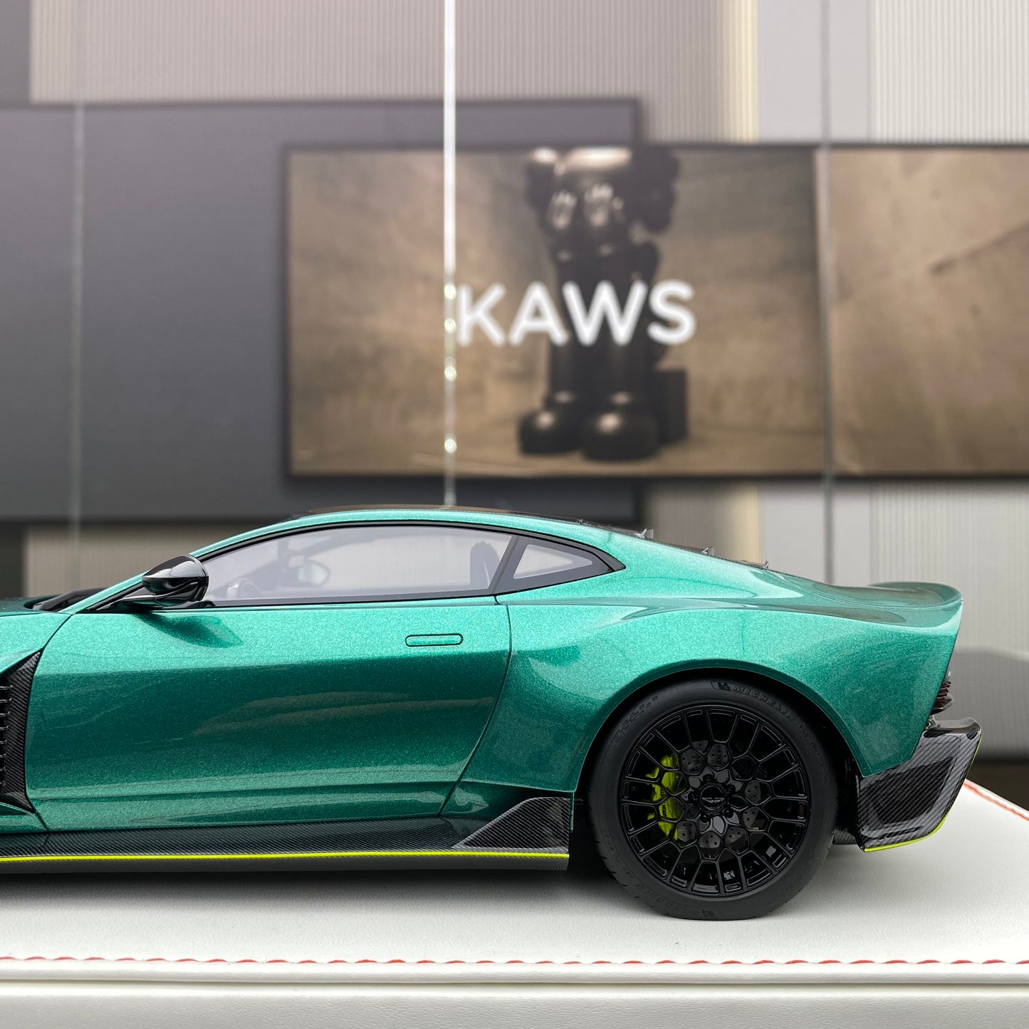 RUNNER 1/18 Aston Martin Valour Simulation Car Model Collection