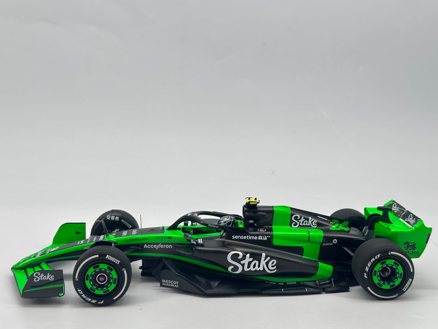 MINICHAMPS 1/18 STAKE F1 TEAM KICK SAUBER C44 - ZHOU GUANYU Green Alloy Car Model 117240124