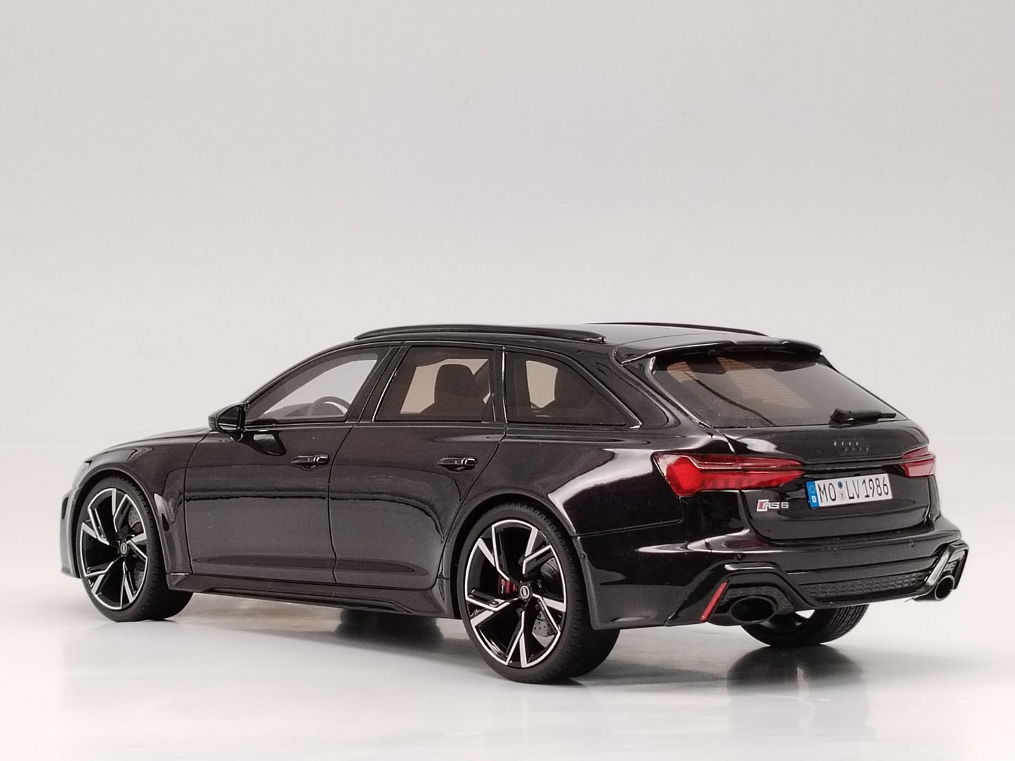 GT Spirit 1/18 Audi RS6 Avant with luggage black simulation model car
