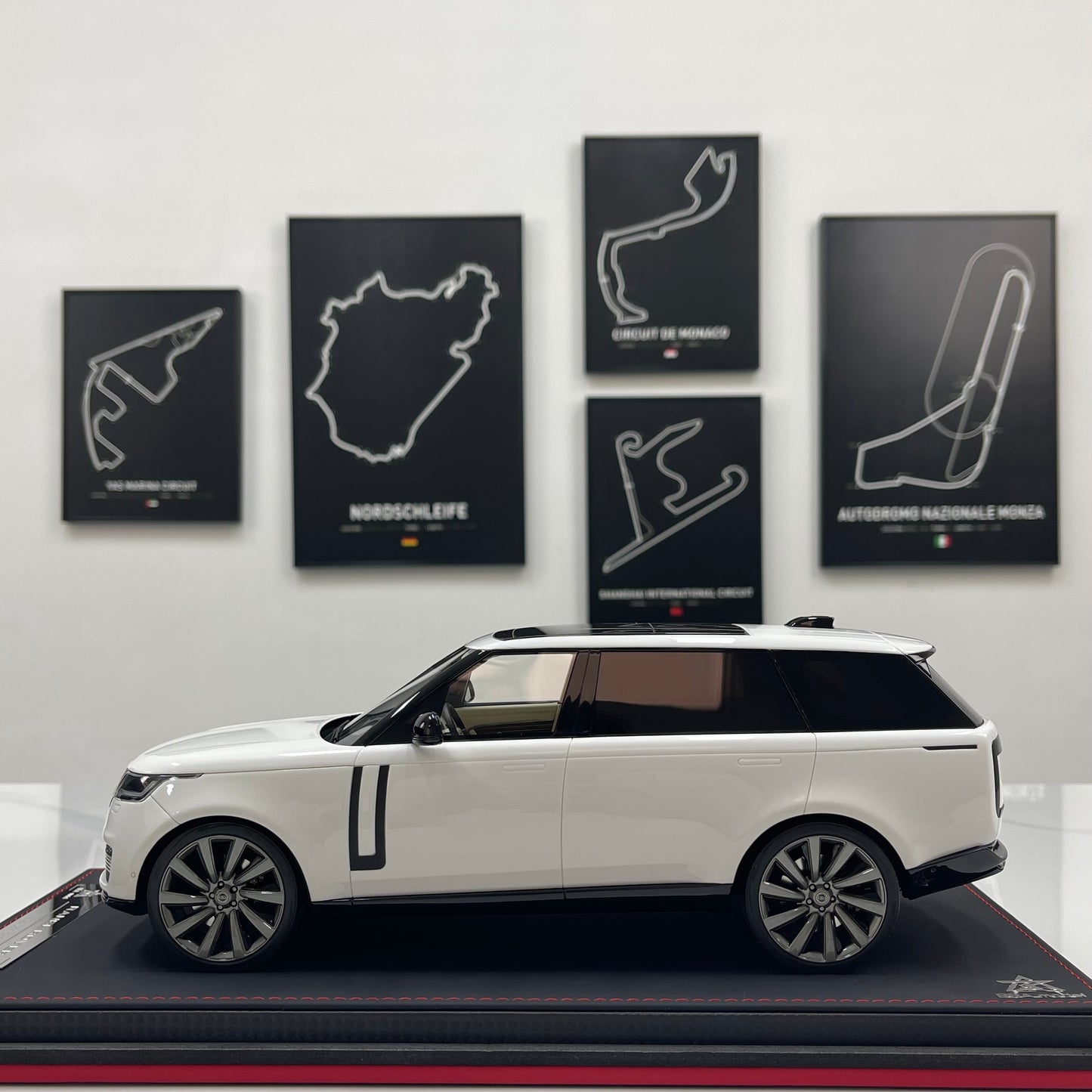 BBA MODEL 1/18 Land Rover Range Rover SVAutobiography Long Wheelbase — White Resin Model Car