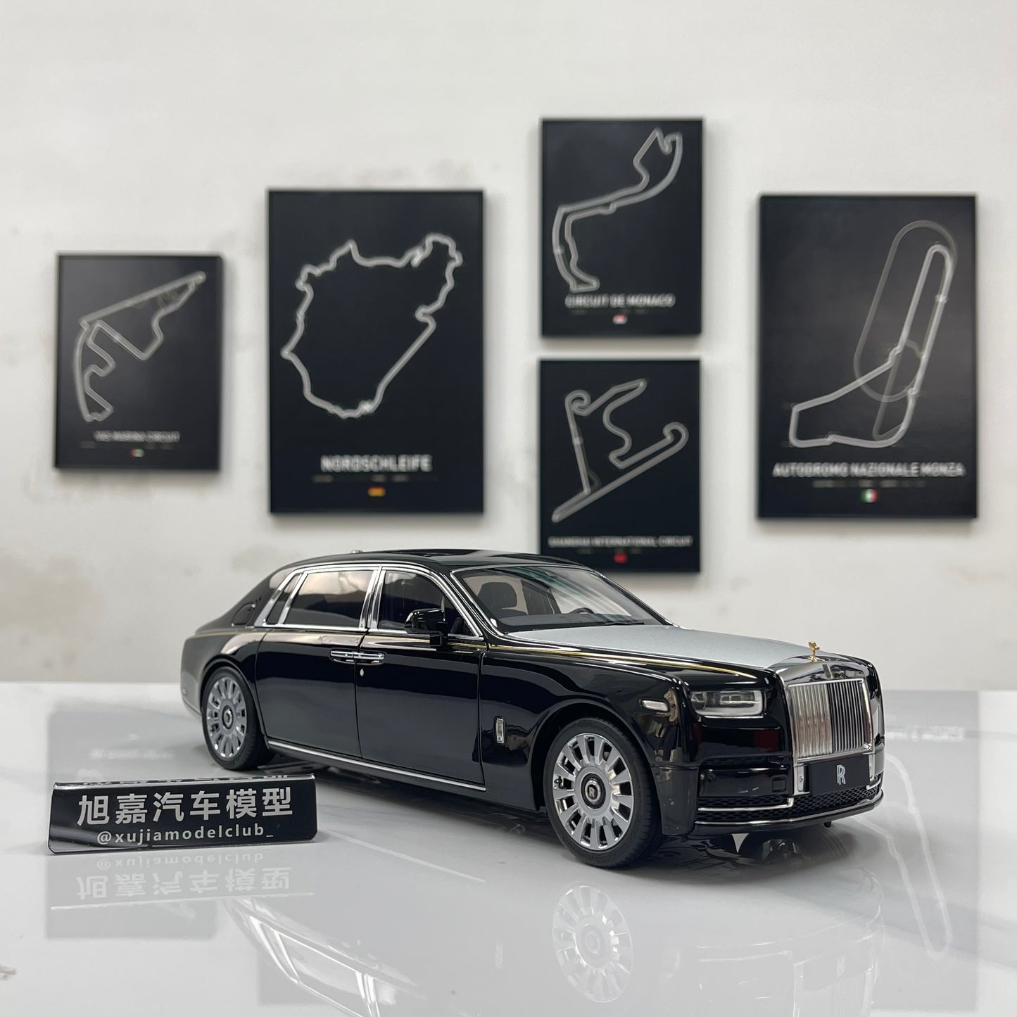 ZP 1/18 Rolls-Royce Phantom VIII (Gold Badge & Luggage Set Edition) – Pearl Black / Silver Roof (ZP115)