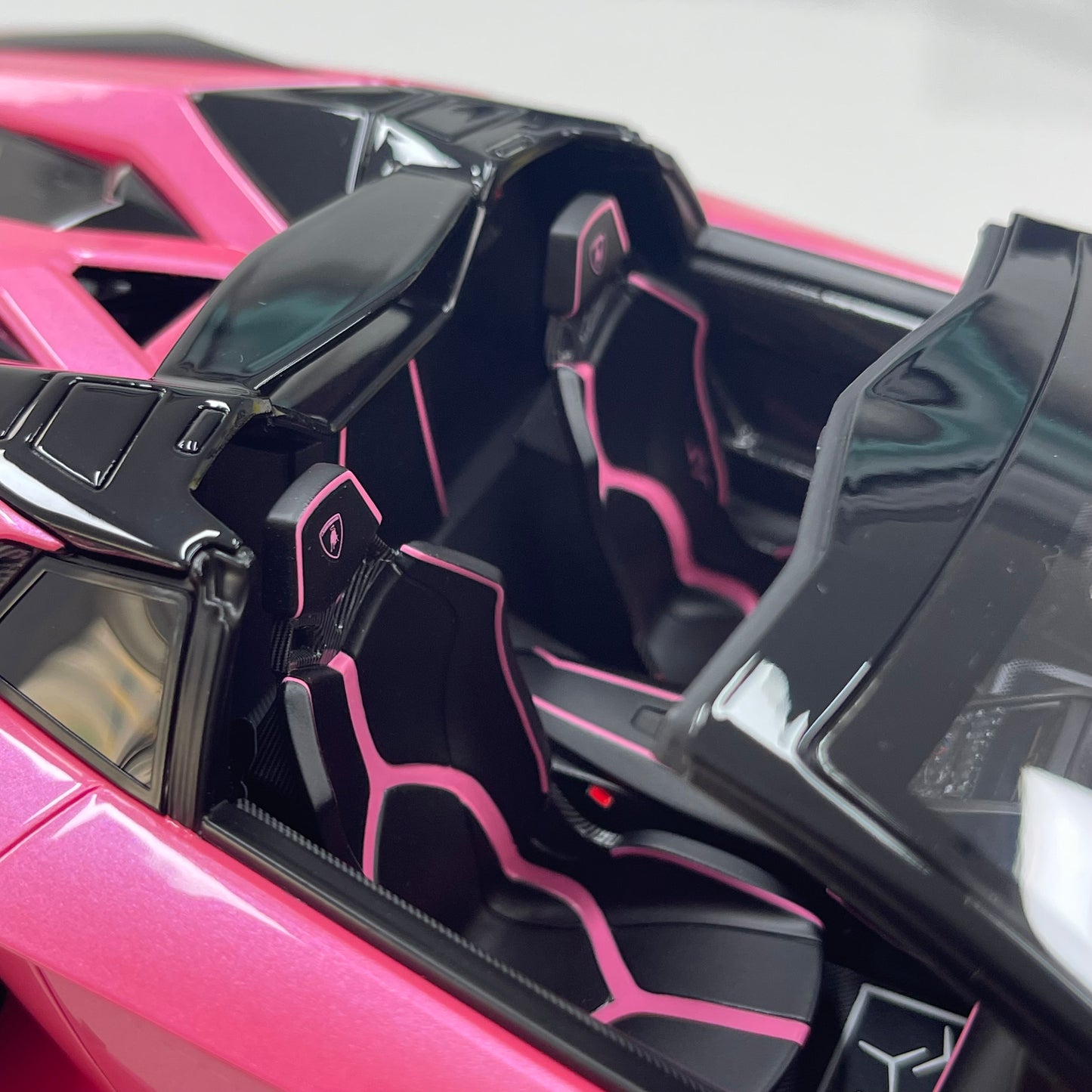 MAKEUP 1/18 Lamborghini Aventador LP750-4 SV Roadster (2015) – Pink (EML007H)