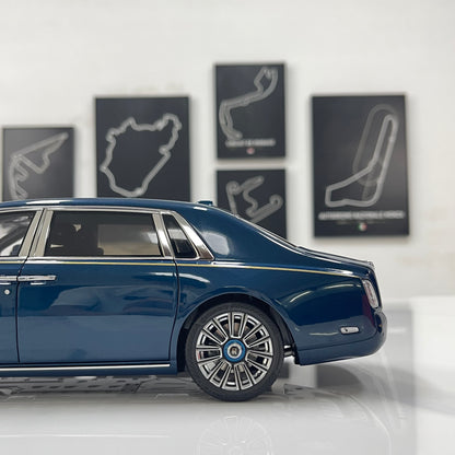 ZP 1/18 Rolls-Royce Phantom VIII (Gold Badge / Leather Suitcase Edition) – Pikes Peak Blue (ZP118)