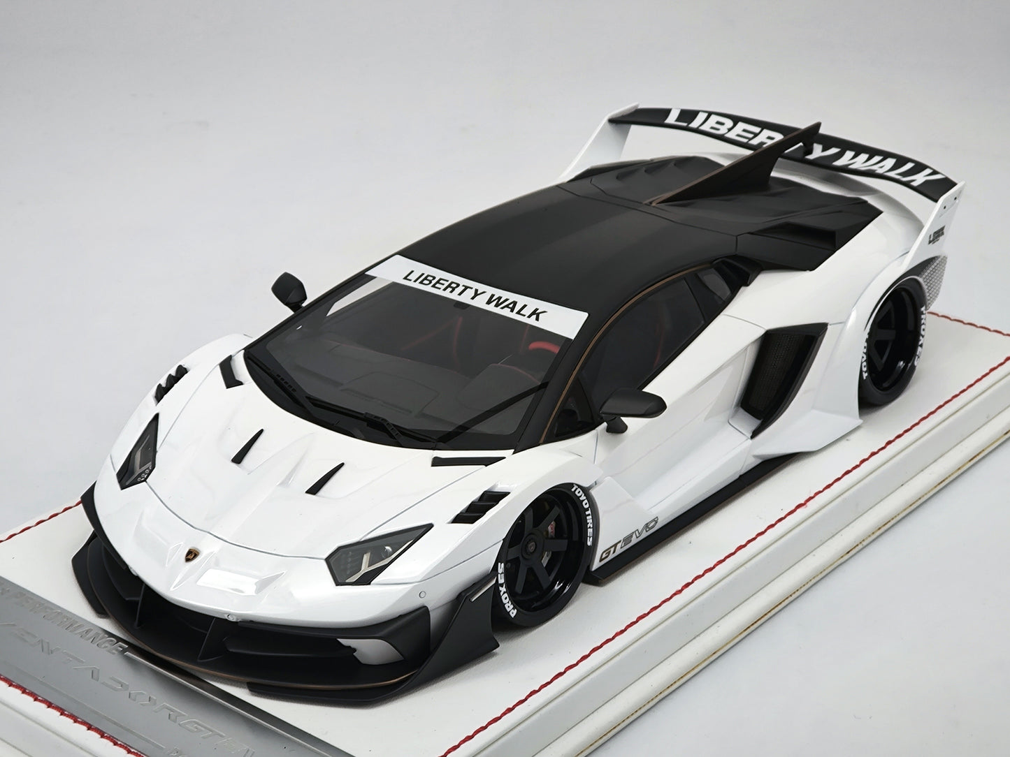 DG 1/18 Lamborghini 700GT EVO White Limited Edition Car Model Ornaments DG180223A