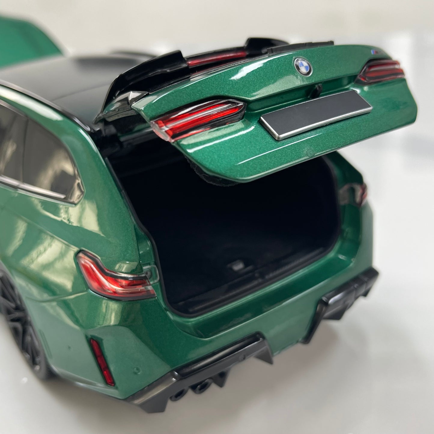 MINICHAMPS 1/18 BMW M5 Touring (2024) – Metallic Green – 110023902