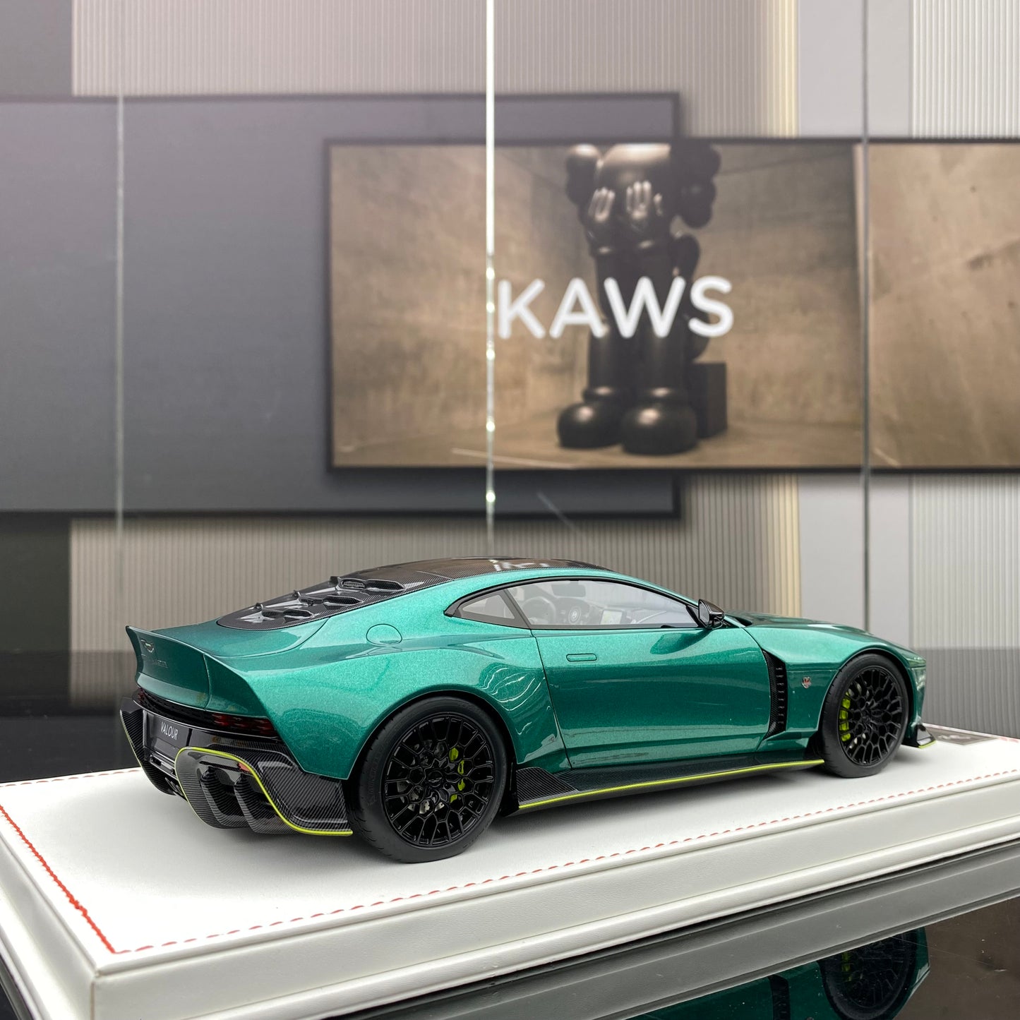 RUNNER 1/18 Aston Martin Valour Simulation Car Model Collection
