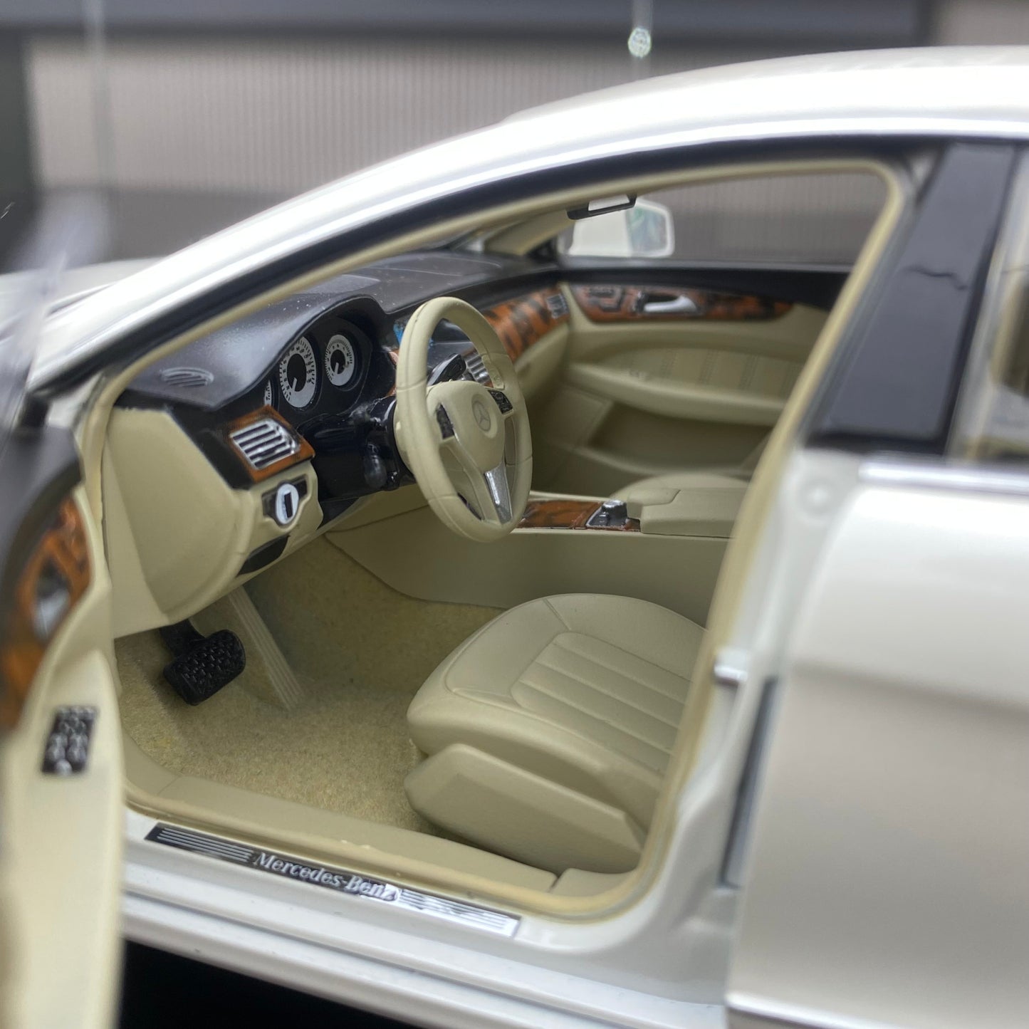 NOREV 1/18 Mercedes-Benz CLS Coupe 2011 Alloy Fully Open White Simulation Car Model Ornament