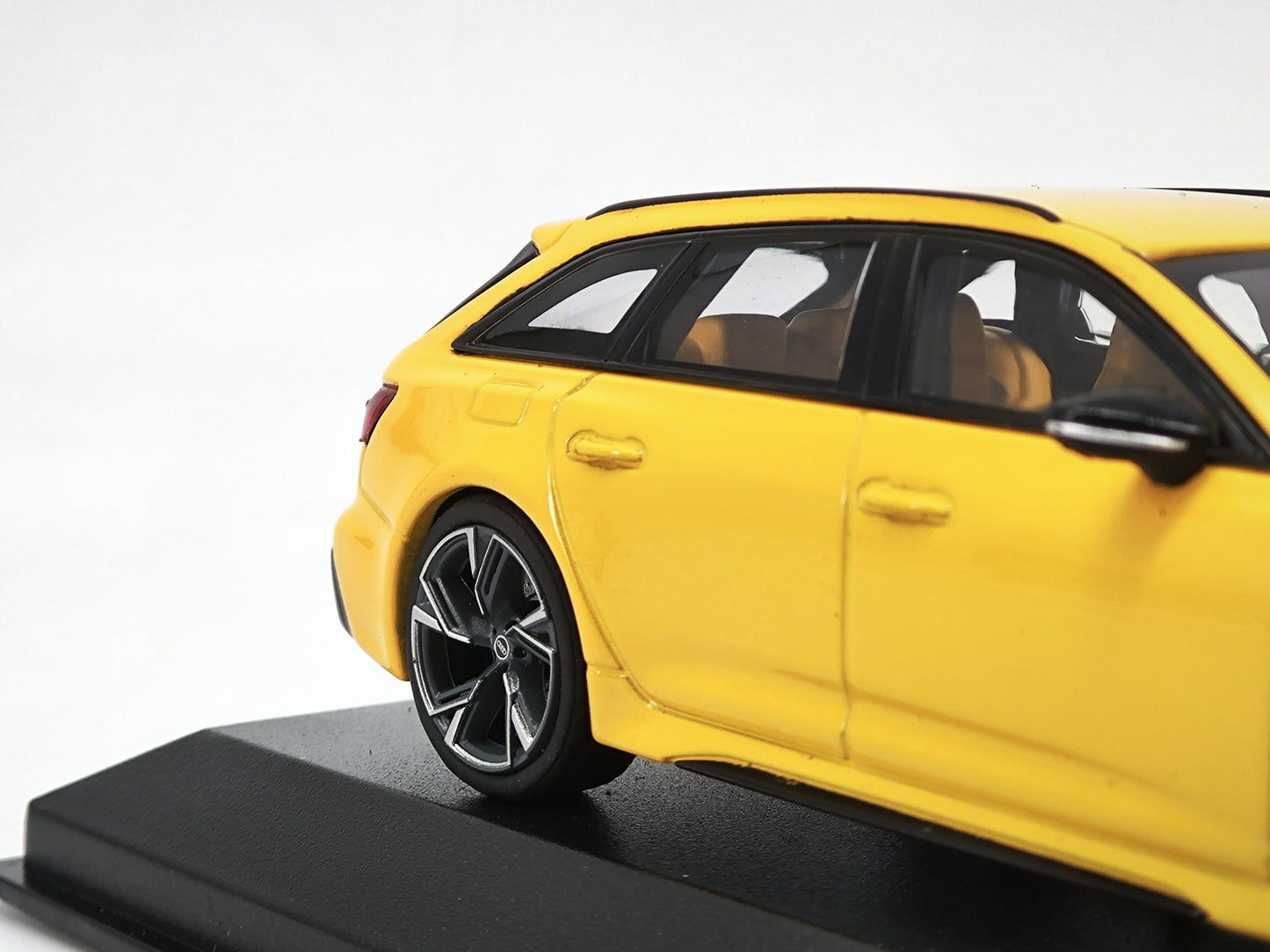 MINICHAMPS 1/43 Audi RS6 Alloy Enclosed Car Model Ornaments