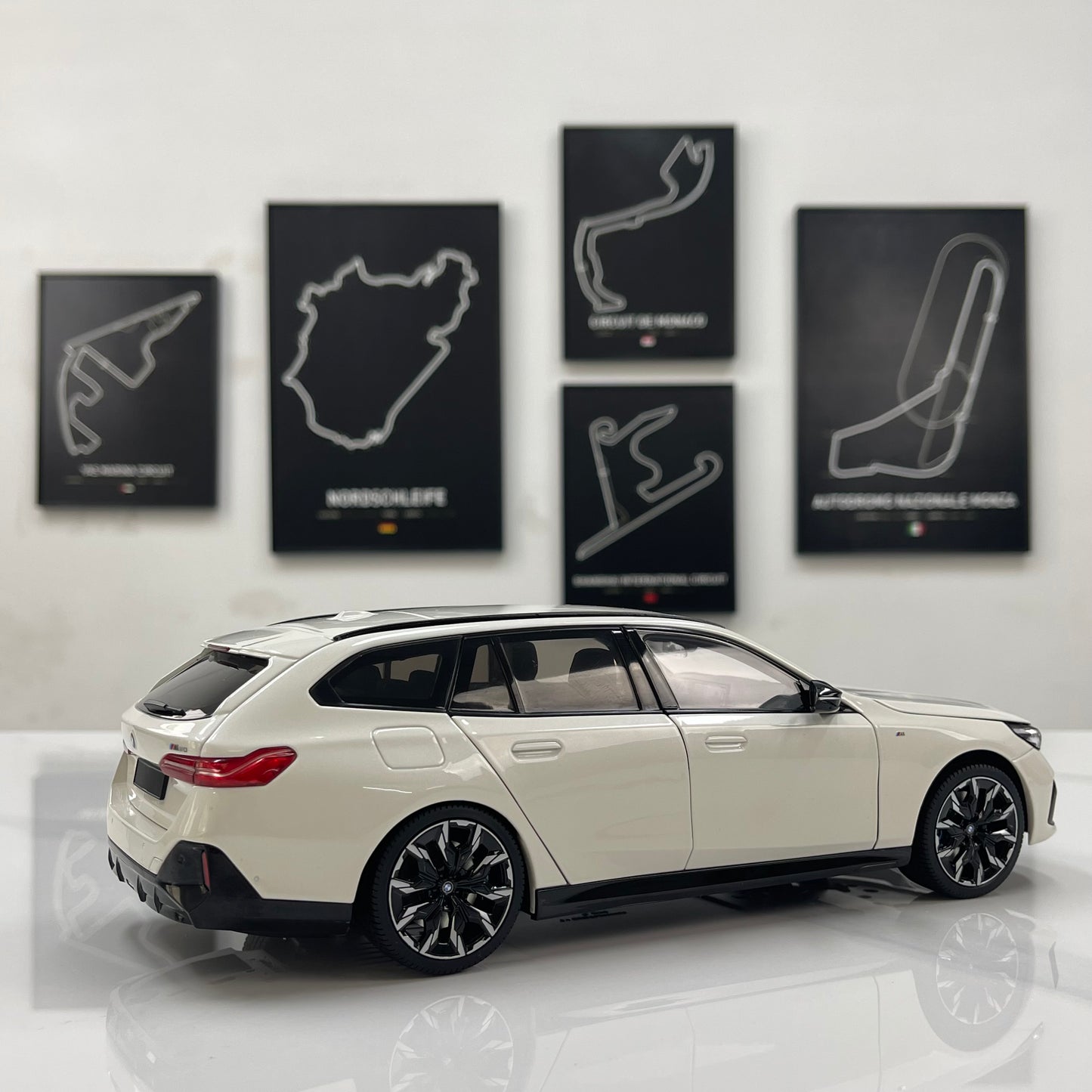 MINICHAMPS 1/18 BMW i5 M60 Touring 2024 Metallic White 110023601