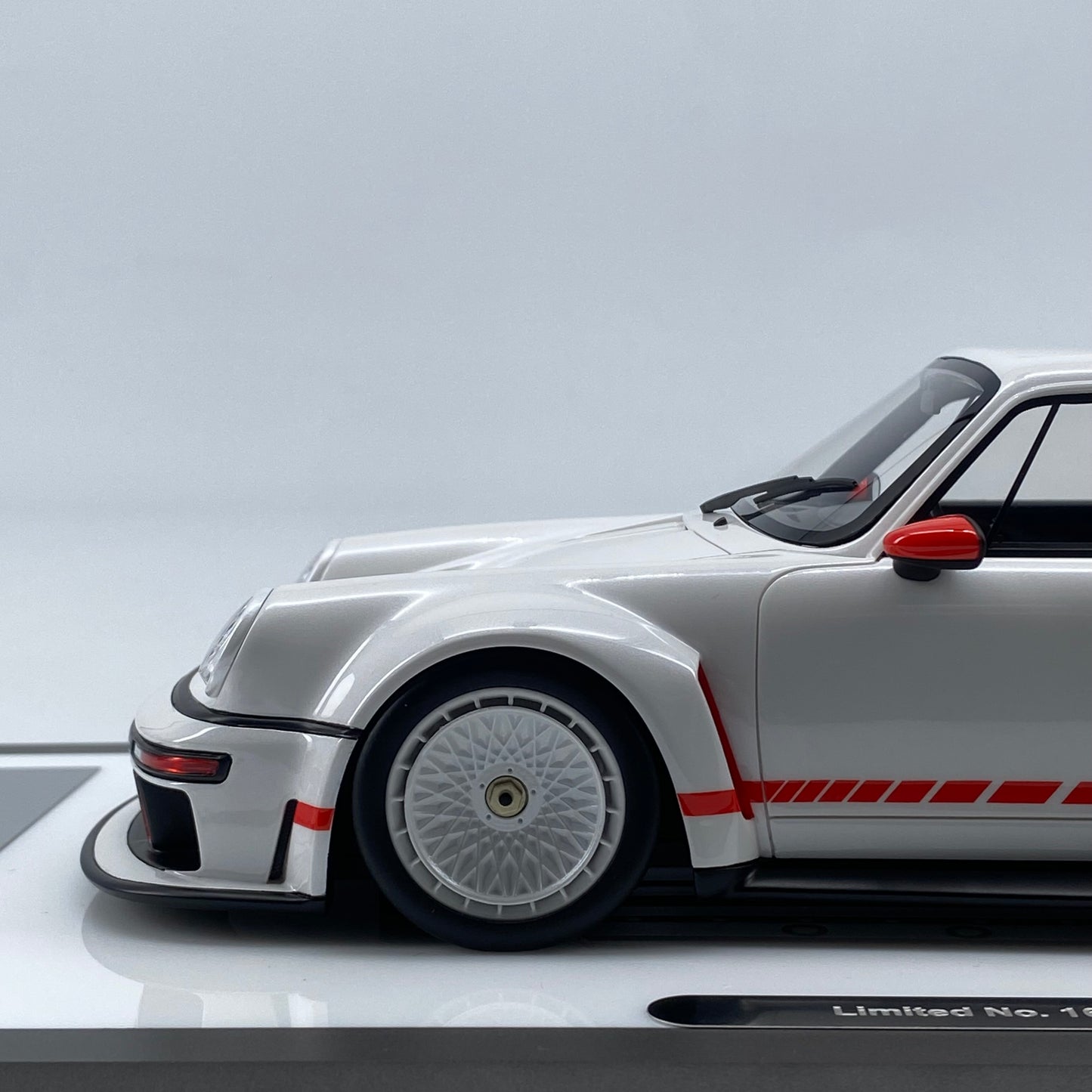MCM 1/18 Porsche Singer DLS Turbo Pearl White Limited Edition Car Model Birthday Gift Ornaments
