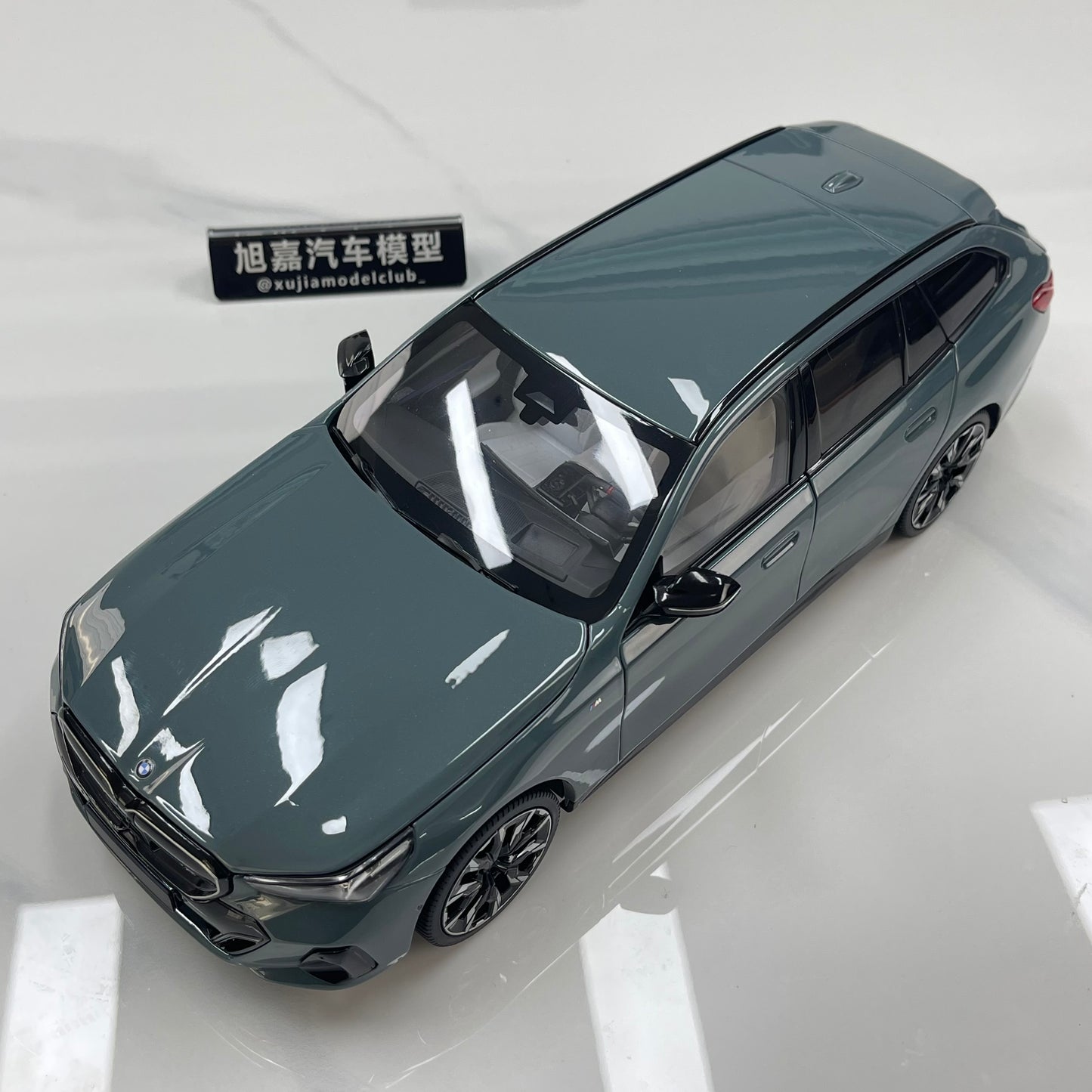 MINICHAMPS 1/18 BMW i5 M60 Touring 2024 Metallic Green 110023600