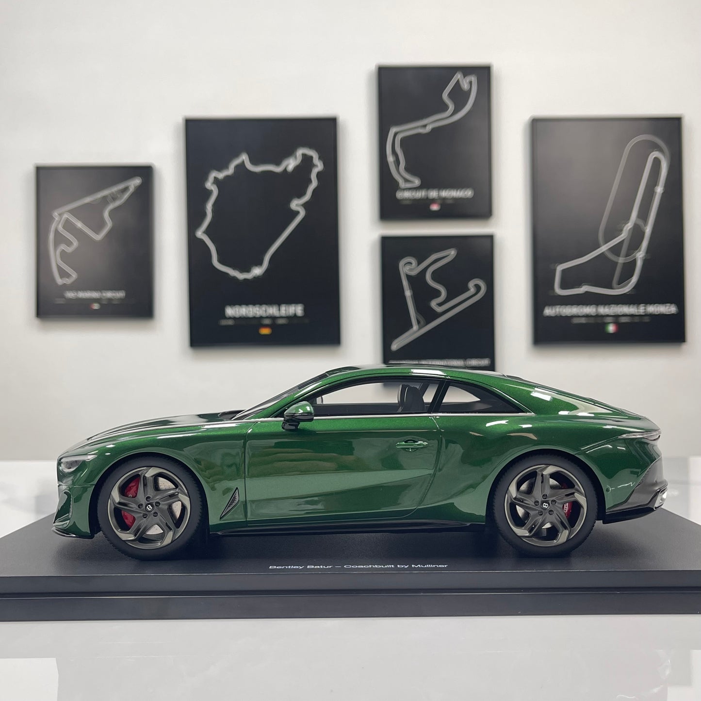 Topspeed 1/18 Bentley Batur Scarab Green TS0672