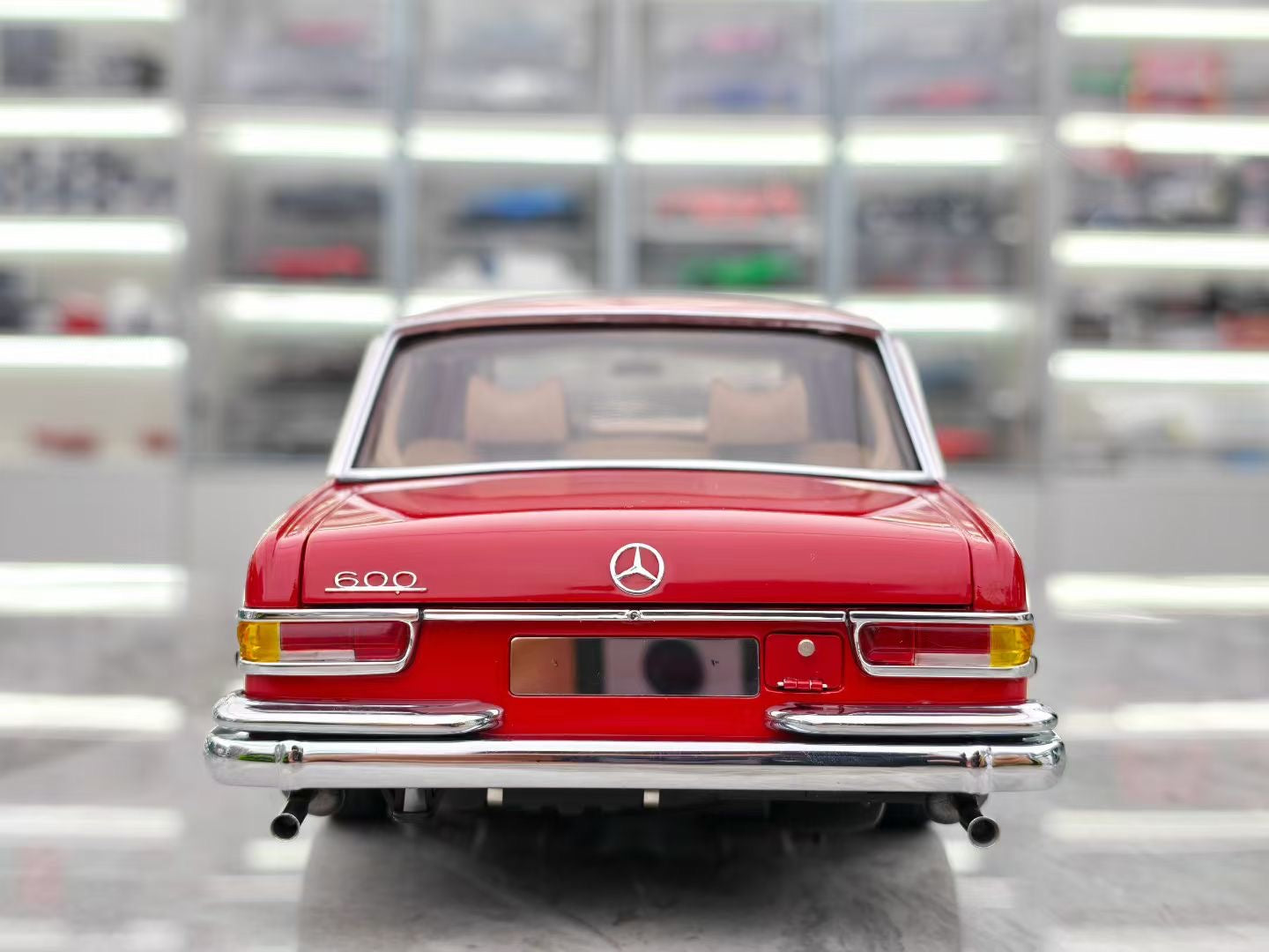 CMC 1/18 Mercedes Pullman 600 W100 Red DDJ010