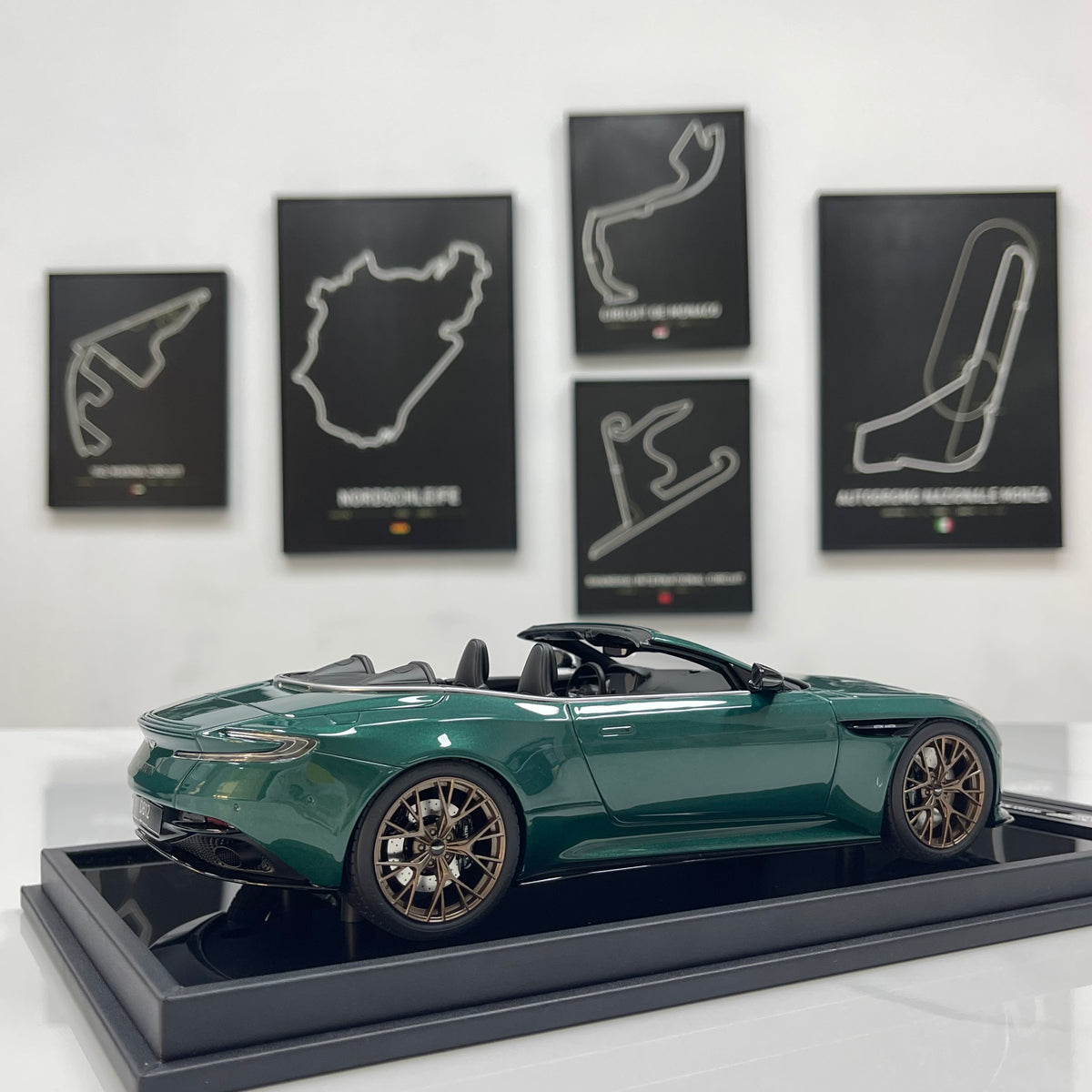 MOTORHELIX 1/18 Aston Martin DB12 Volante (Convertible) – Qilun Green (MH394)