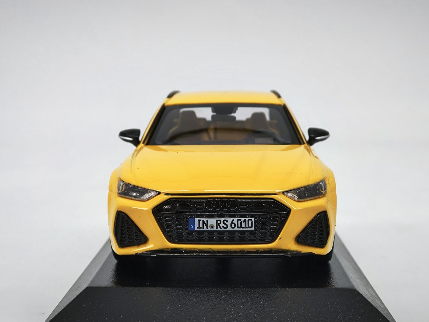 MINICHAMPS 1/43 Audi RS6 Alloy Enclosed Car Model Ornaments