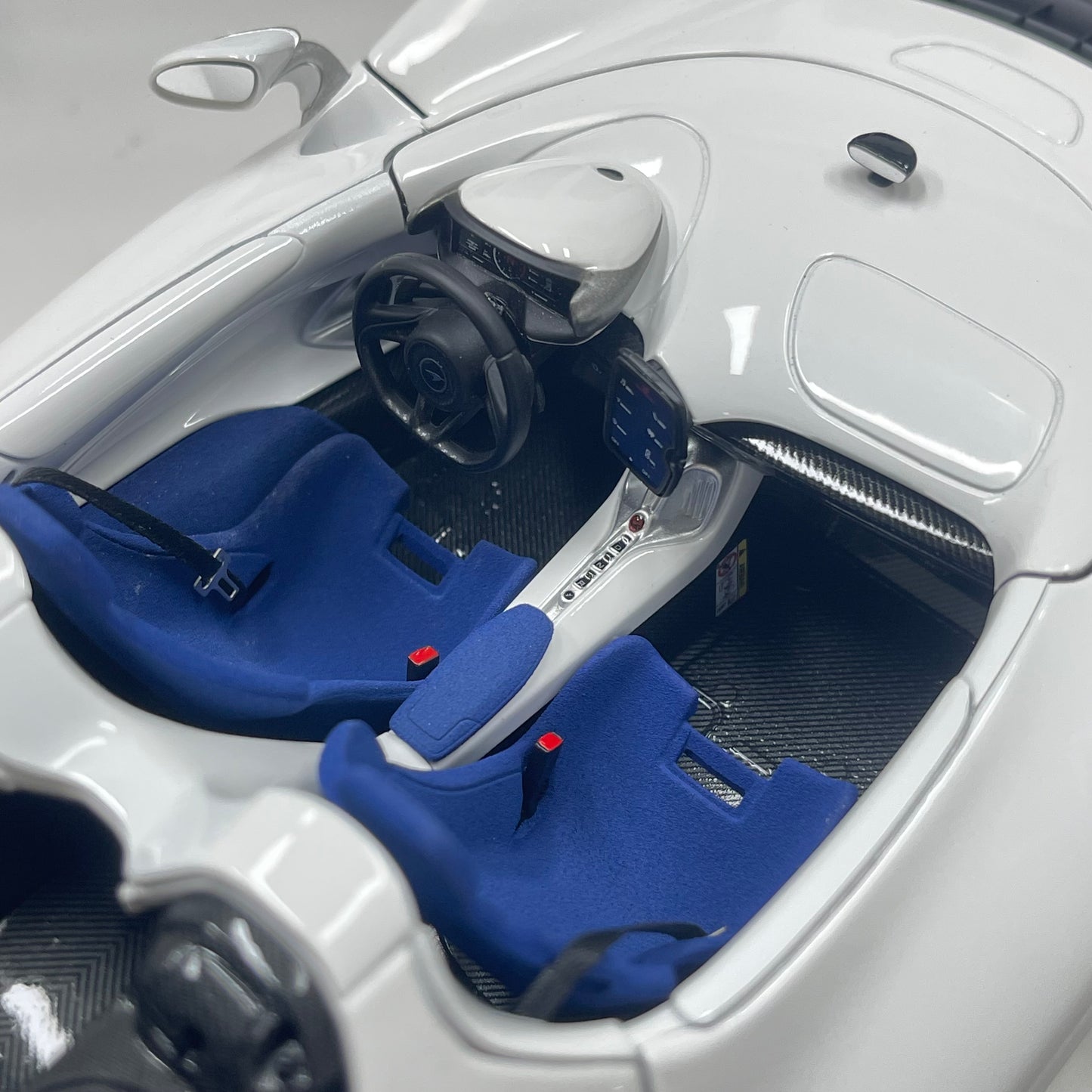 LCD 1/18 McLaren Elva Die-cast Model – Pearlescent White with Blue Interior (LCD18015-WH)