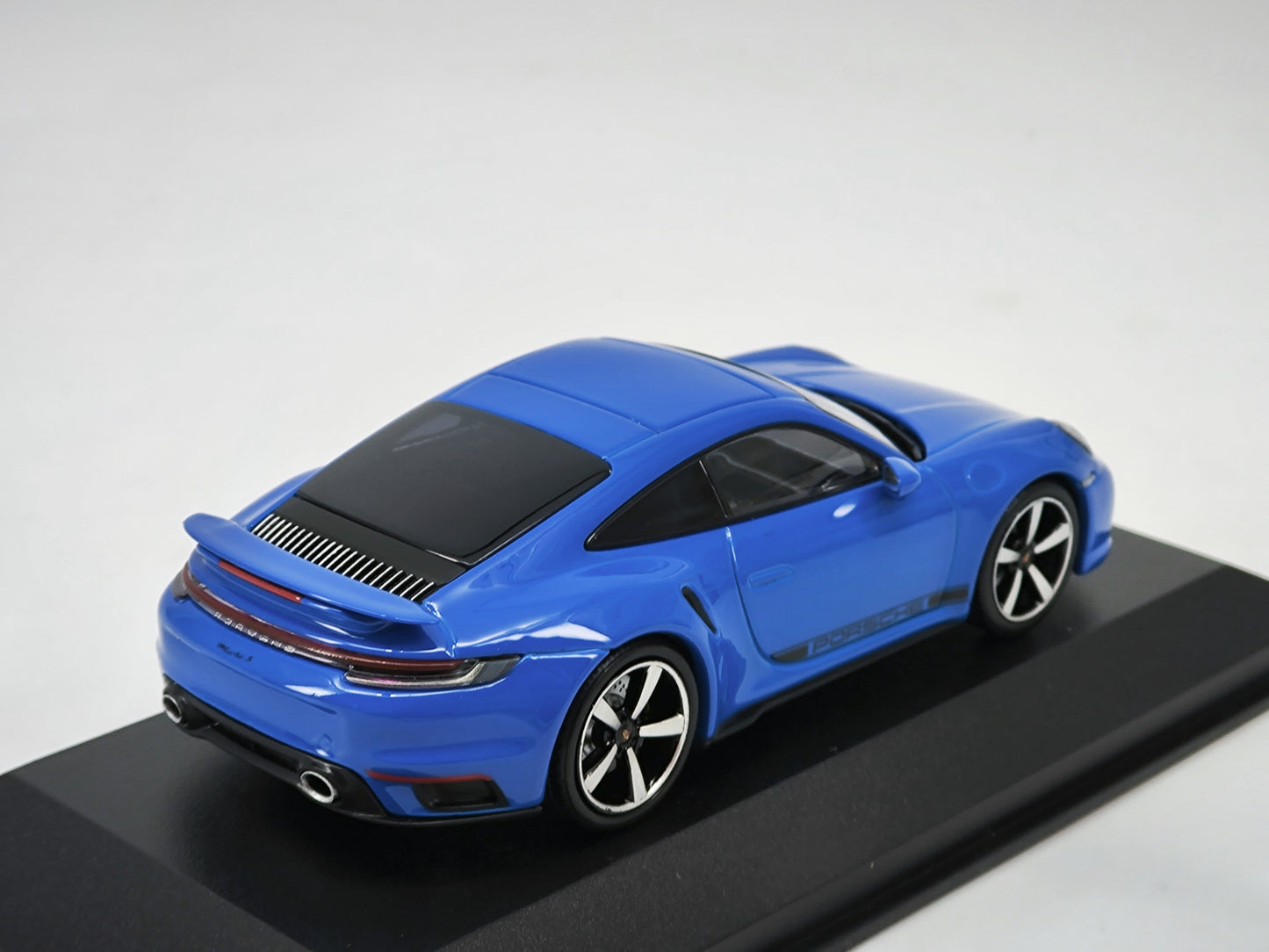 MINICHAMPS 1/43 Porsche 911 turbos alloy car model