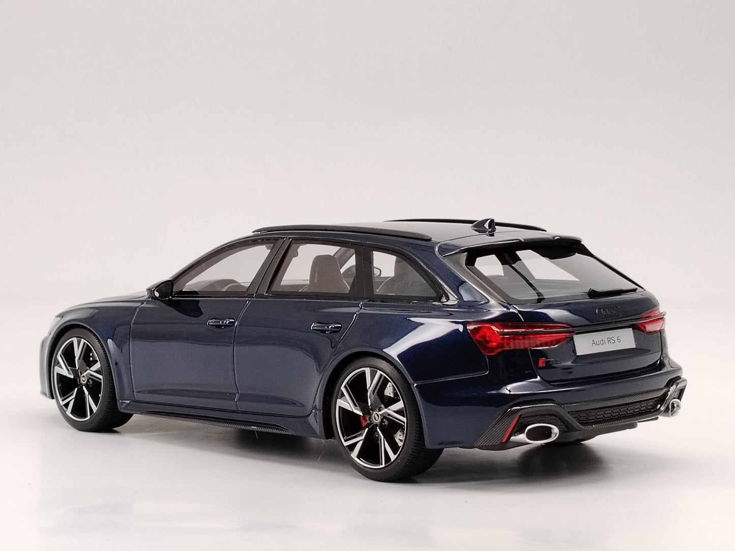 TOPSPEED 1/18 Audi AUDI RS6 AVANT Simulation Car Model Ornaments Closed