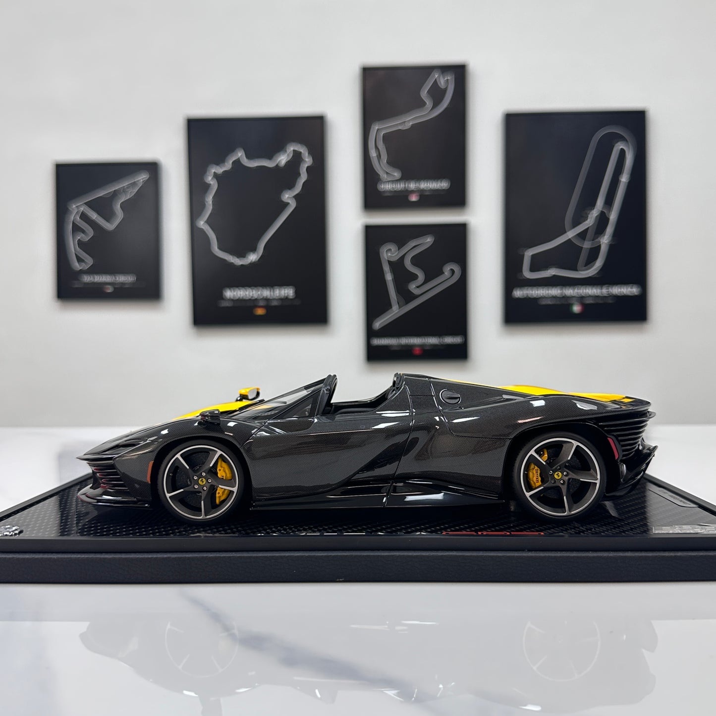 BBR 1/18 Ferrari SP3 Daytona 599+1 Spider - Open Roof Modena Yellow/Black Carbon Fiber P18214TMOCH