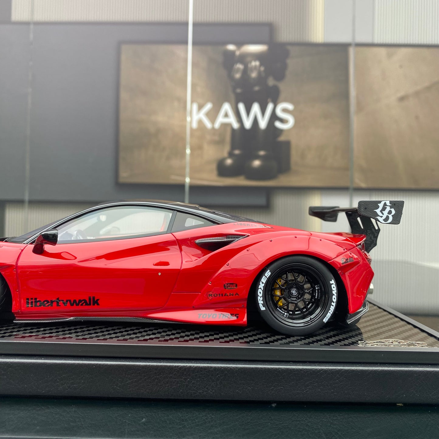 VIP 1/18 Ferrari F8 wide-body modified version simulation car model ornament gift