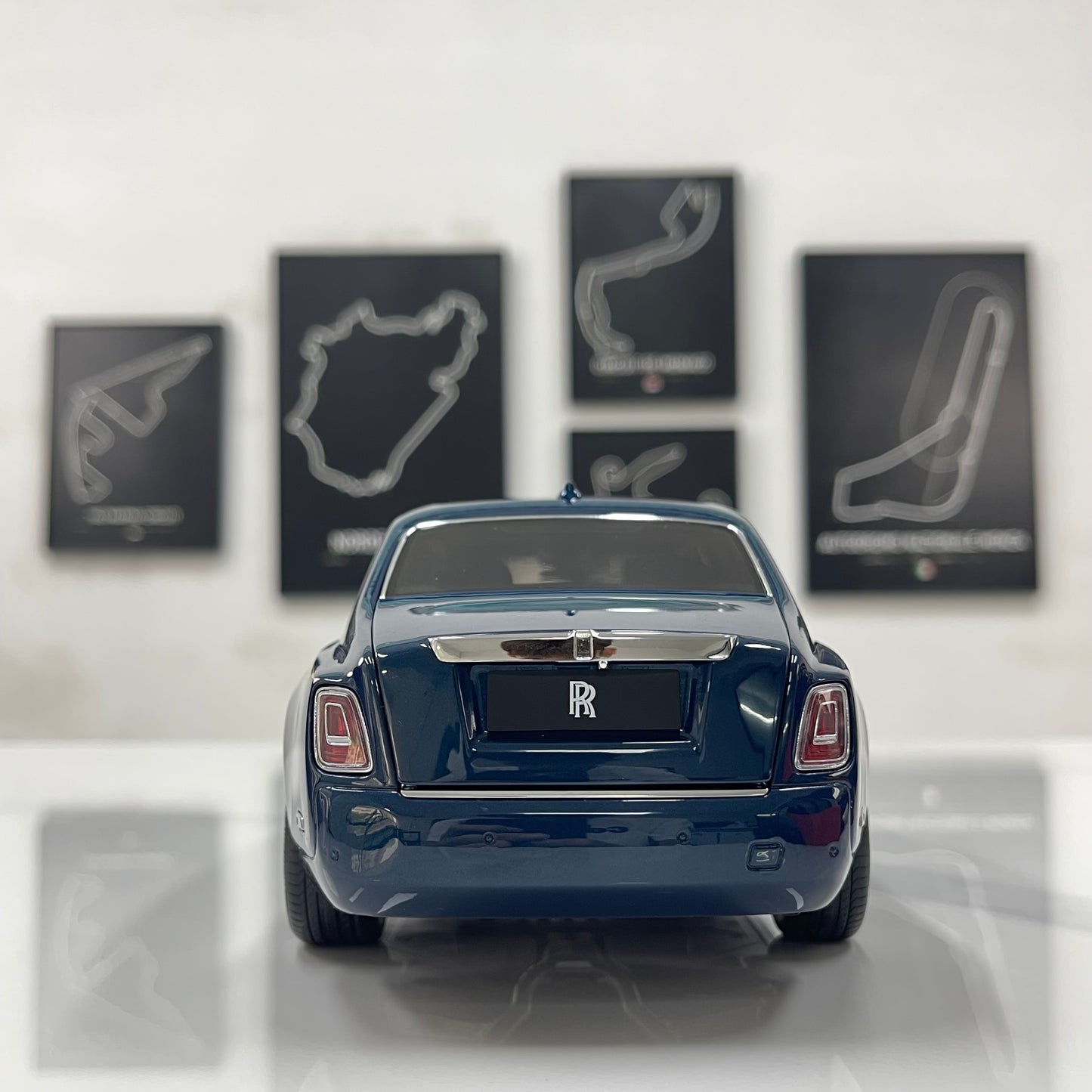 ZP 1/18 Rolls-Royce Phantom VIII (Gold Badge / Leather Suitcase Edition) – Pikes Peak Blue (ZP118)