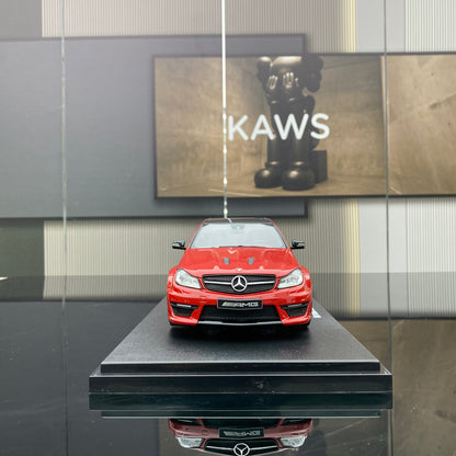 Colección de adornos de resina roja sellada del Mercedes-Benz C63 AMG GT Spirit 1/18