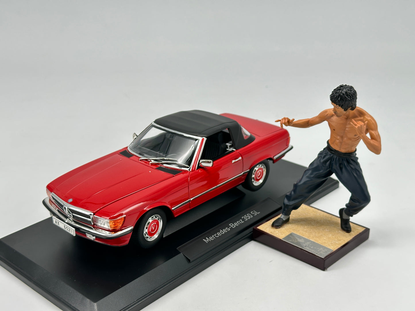Norev 1/18 Mercedes Benz 350sl 1986 + Bruce Lee figure red car model