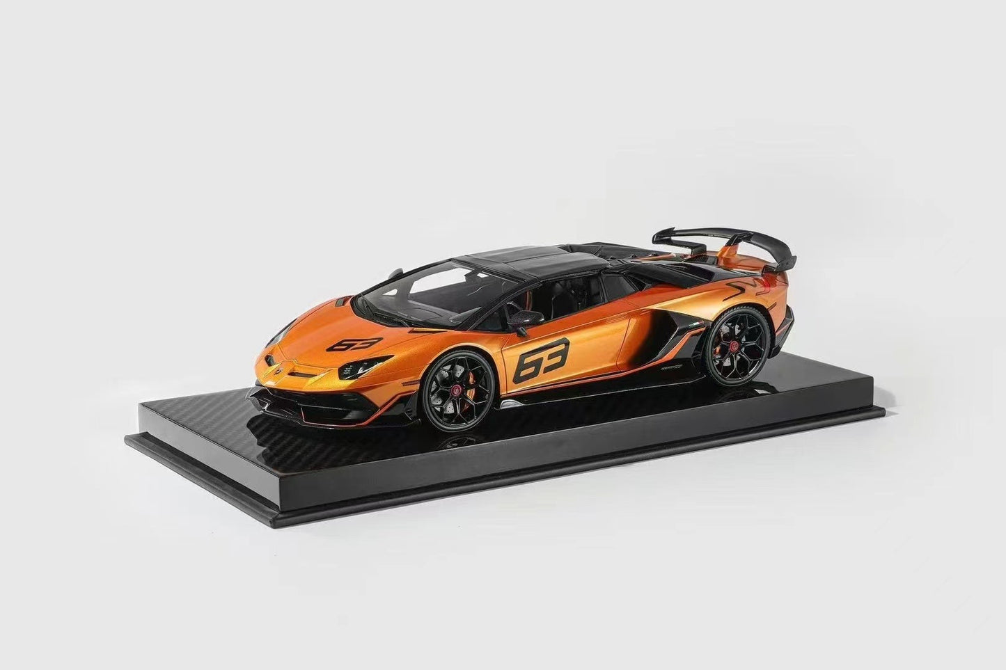 Runner & UU 1/18 Lamborghini SVJ Aventador