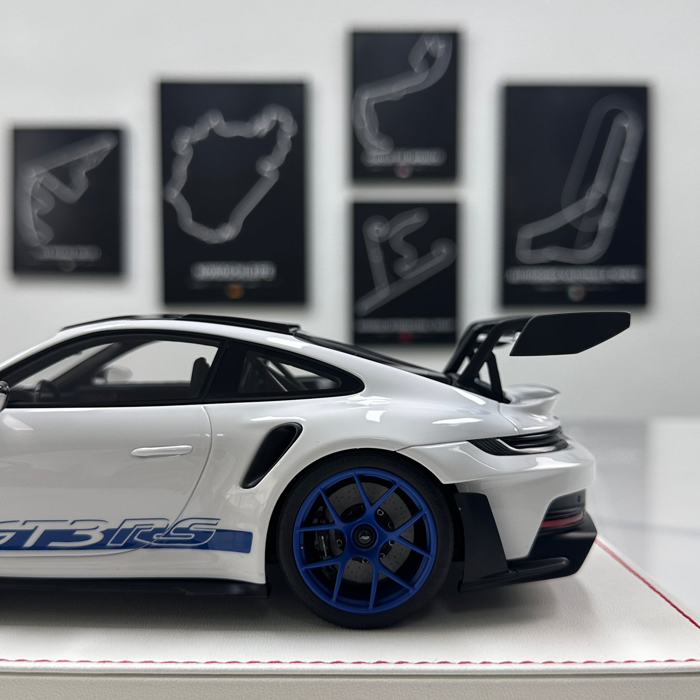 GH MODEL 1/18 Porsche 992 GT3RS, Sky Grey Limited Edition Model Car Figurine