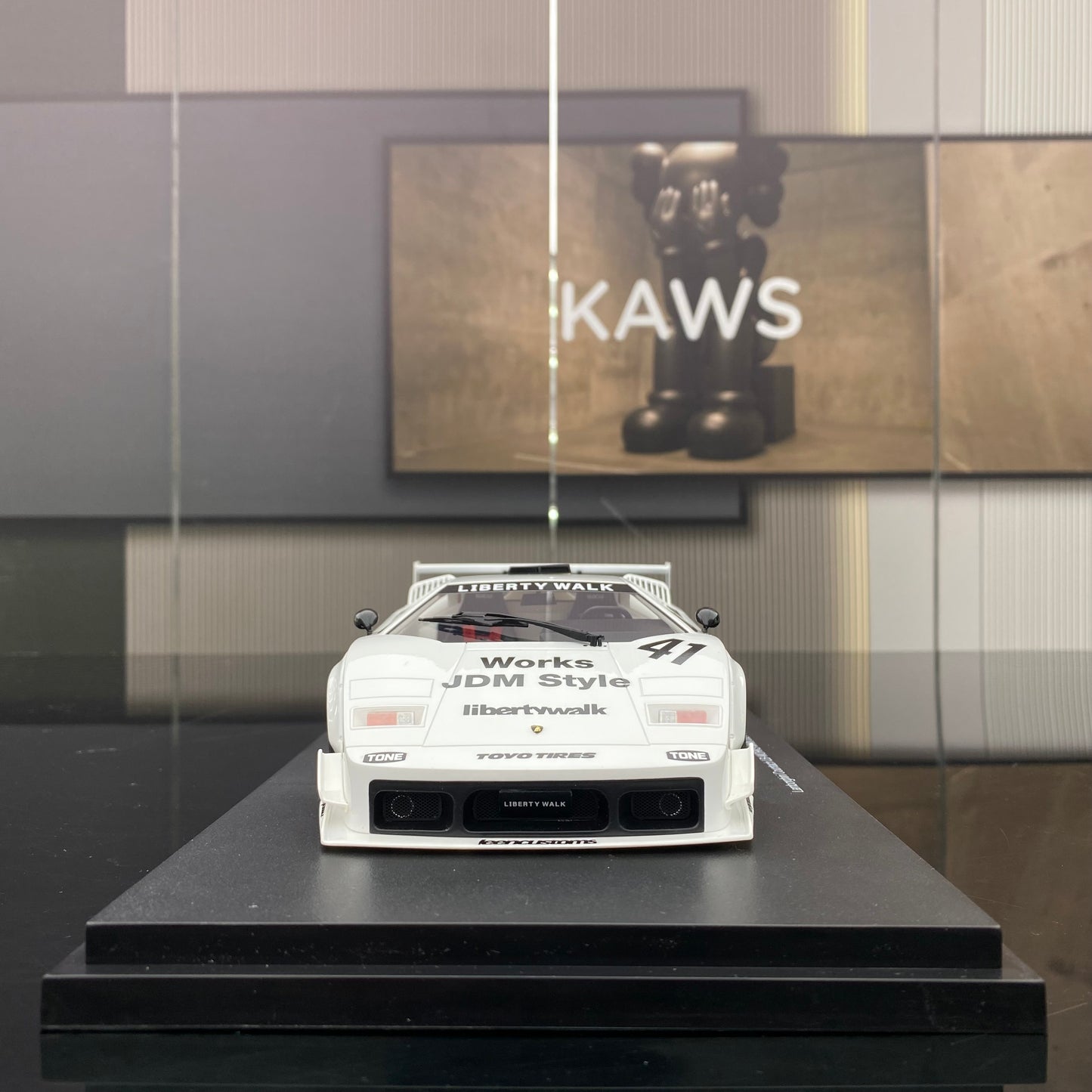 TOPSPEED 1/18 Lamborghini Countach LB-WORKS White Simulation Car Model