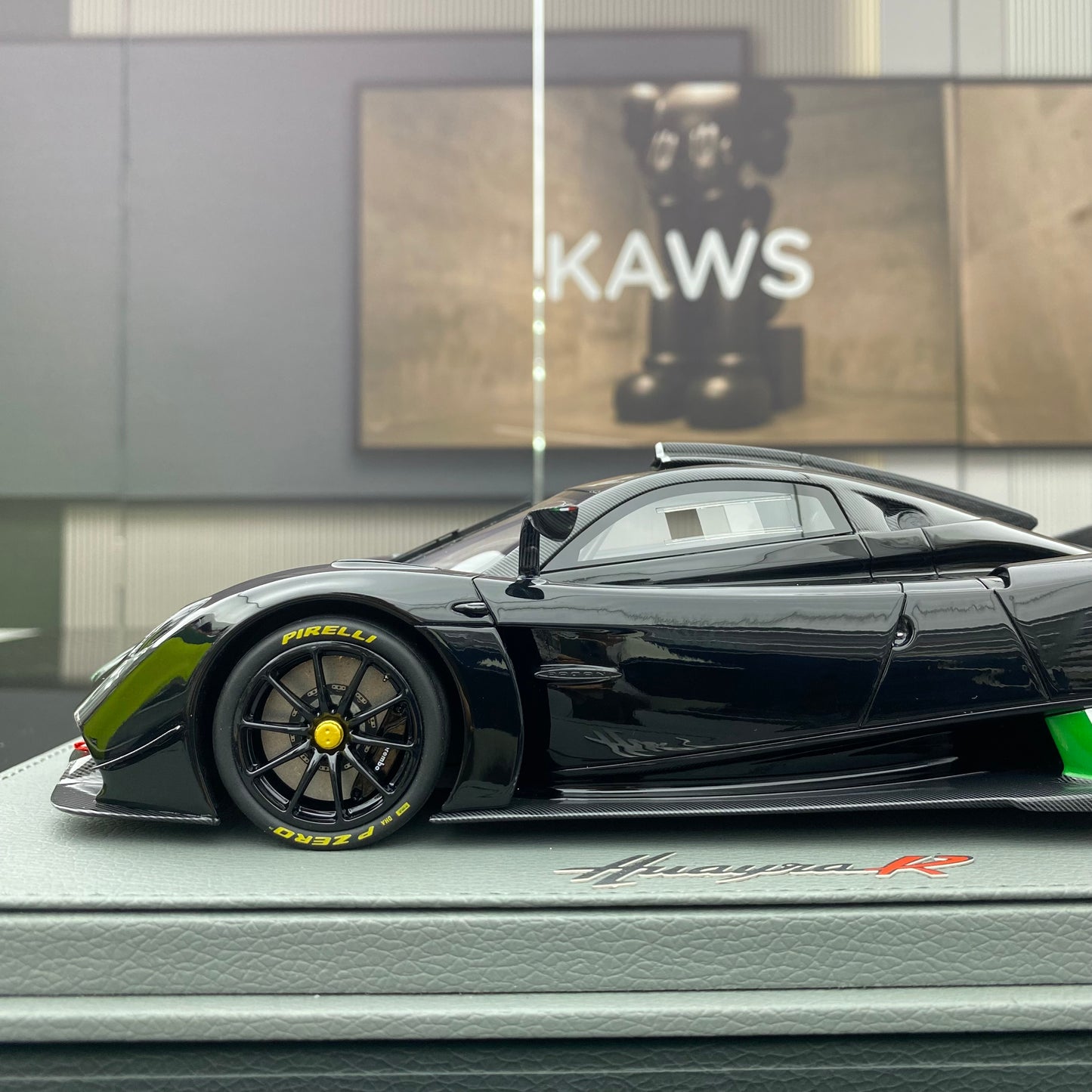 BBR 1/18 Pagani Huayra R gloss black/Italian flag limited edition car model