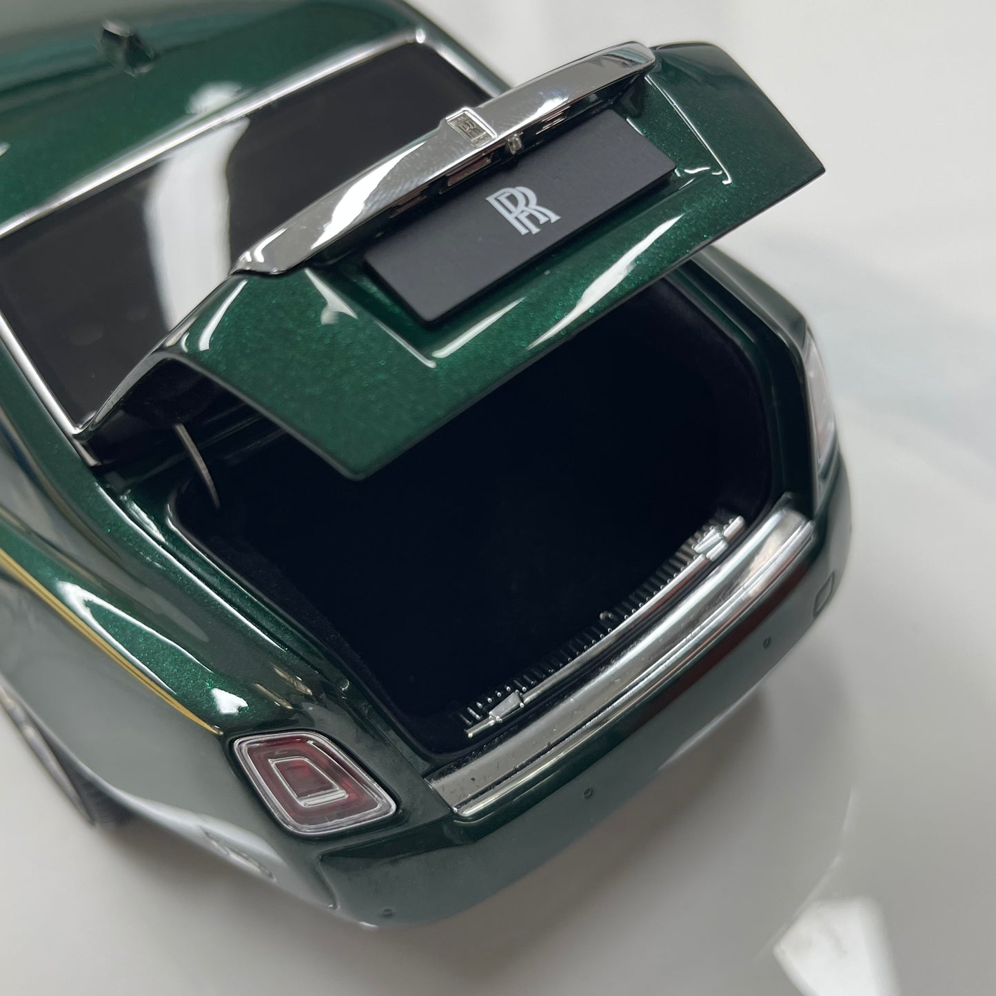 ZP 1/18 Rolls-Royce Phantom VIII (Gold Badge/Luggage Set Edition) – Peninsula Green (ZP117)