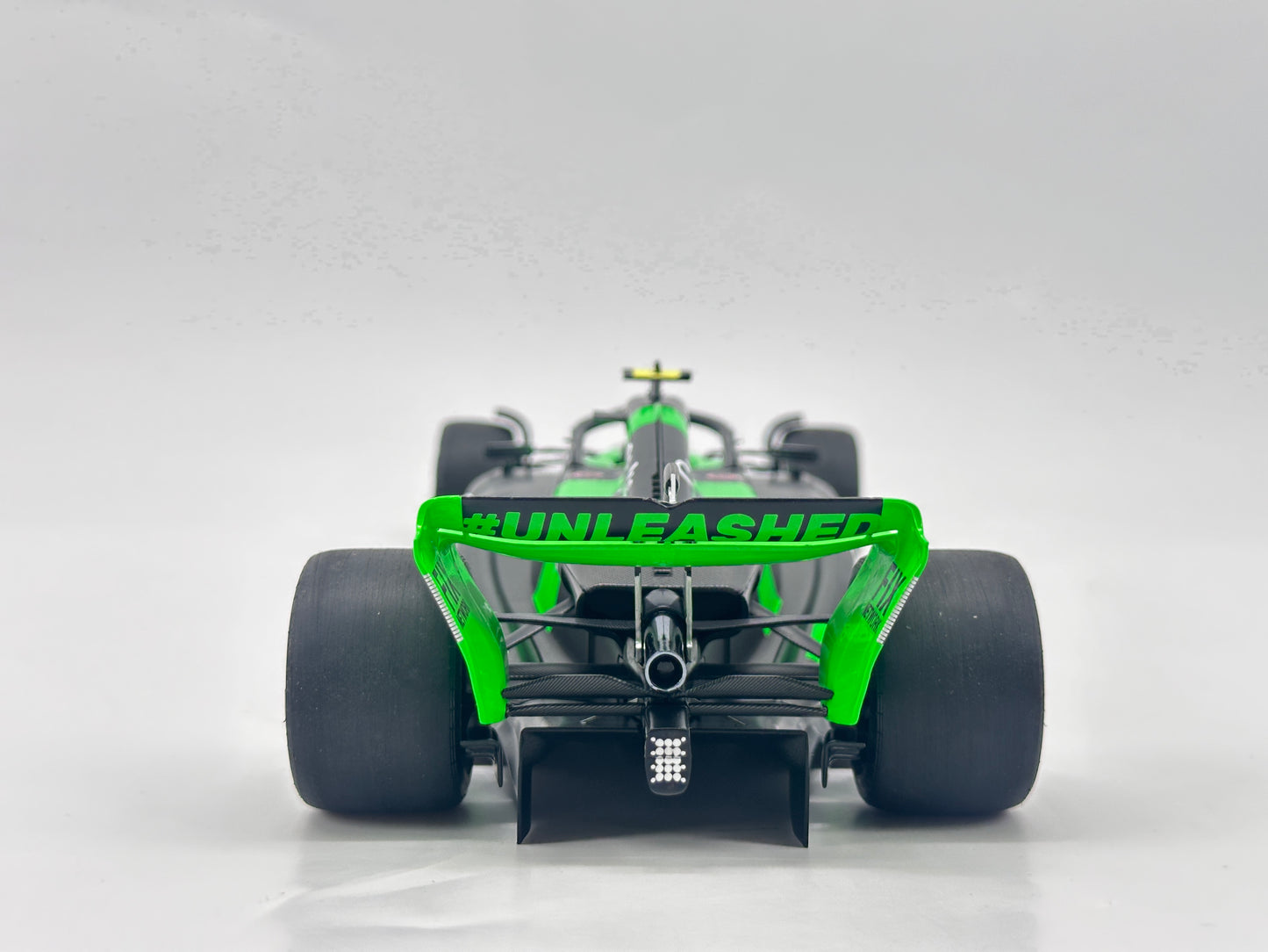 MINICHAMPS 1/18 STAKE F1 TEAM KICK SAUBER C44 - ZHOU GUANYU Green Alloy Car Model 117240124