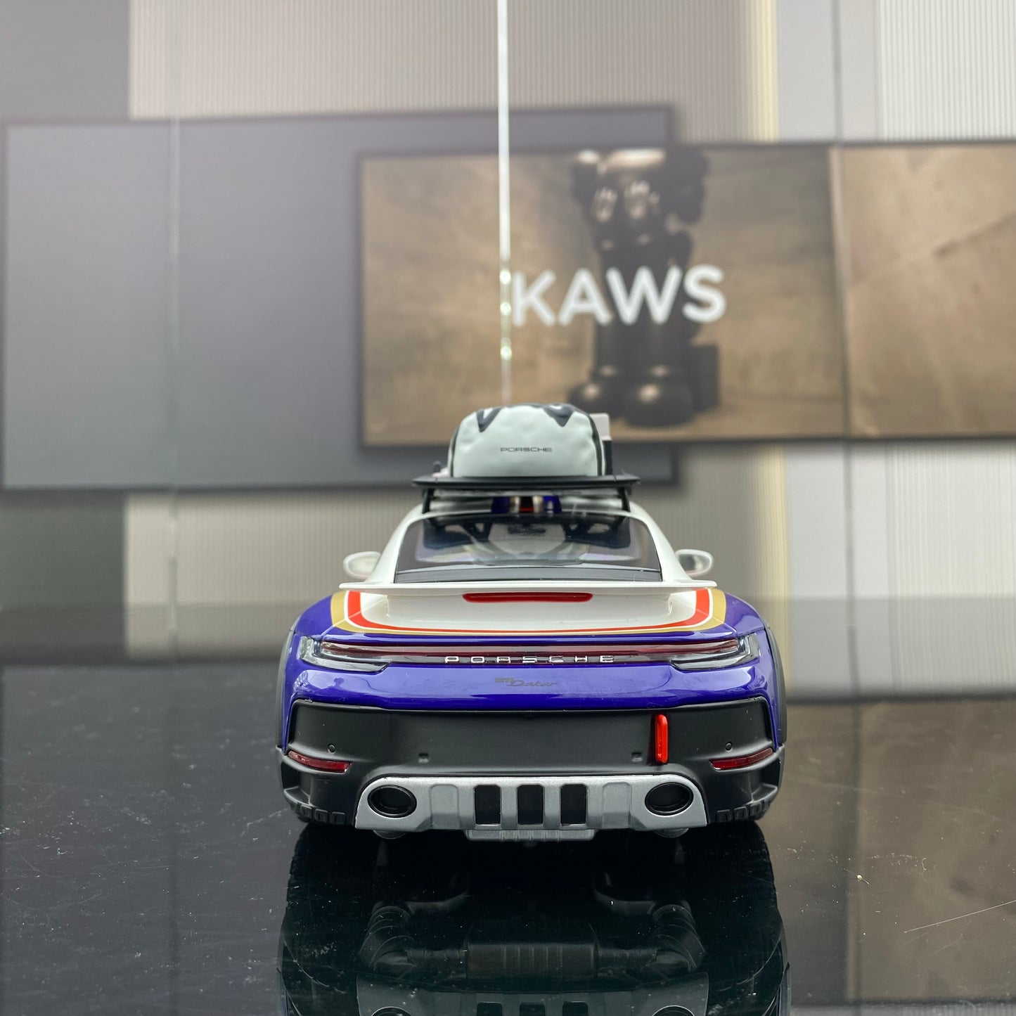 minichamps 1/18 Porsche 911 DAKAR BLUE WITH ROOF RACK alloy car model